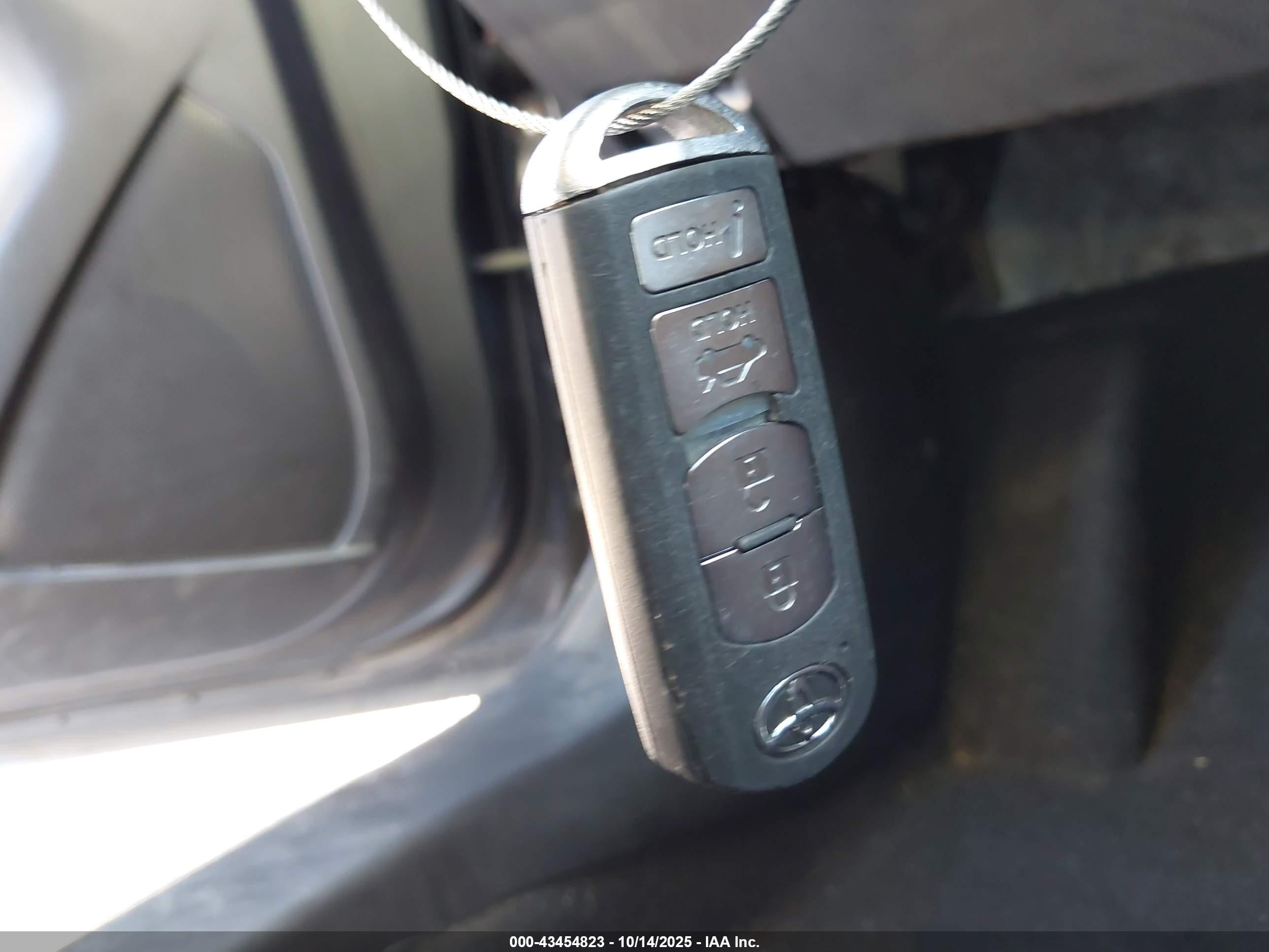 2017 Toyota Yaris Ia   Серый vin: 3MYDLBYV7HY152591