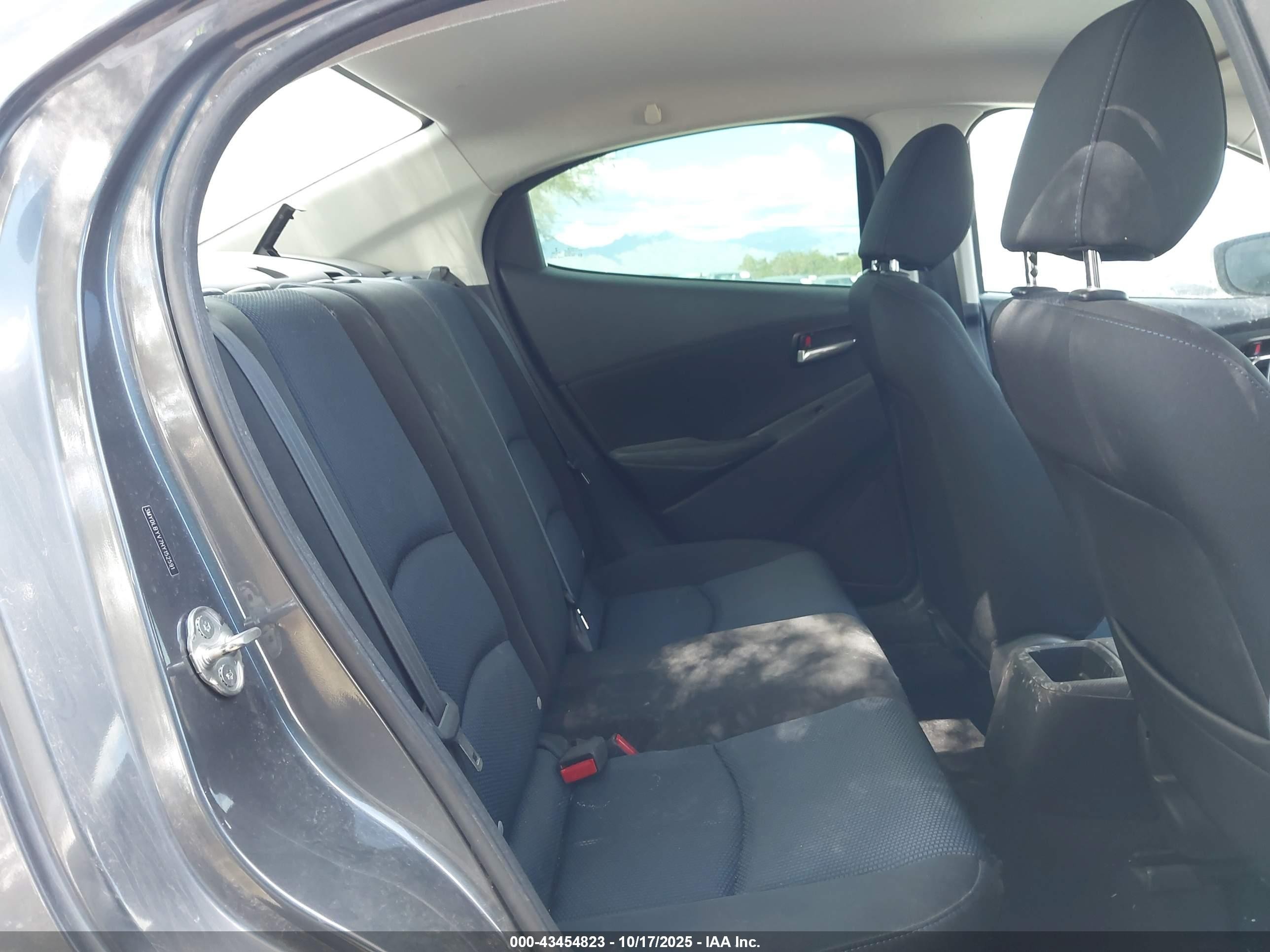 2017 Toyota Yaris Ia   Серый vin: 3MYDLBYV7HY152591