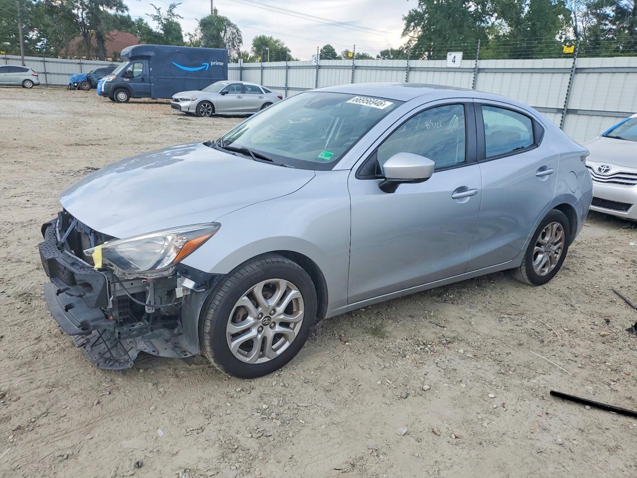 2017 Toyota Yaris Ia Base Серебряный vin: 3MYDLBYV8HY153023