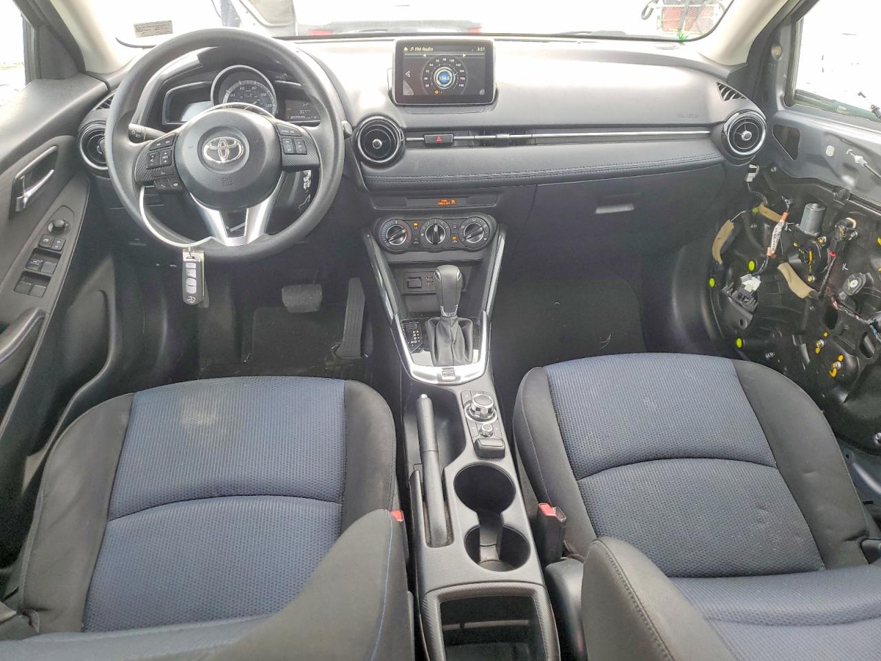 2017 Toyota Yaris Ia Base Silver vin: 3MYDLBYV8HY153023