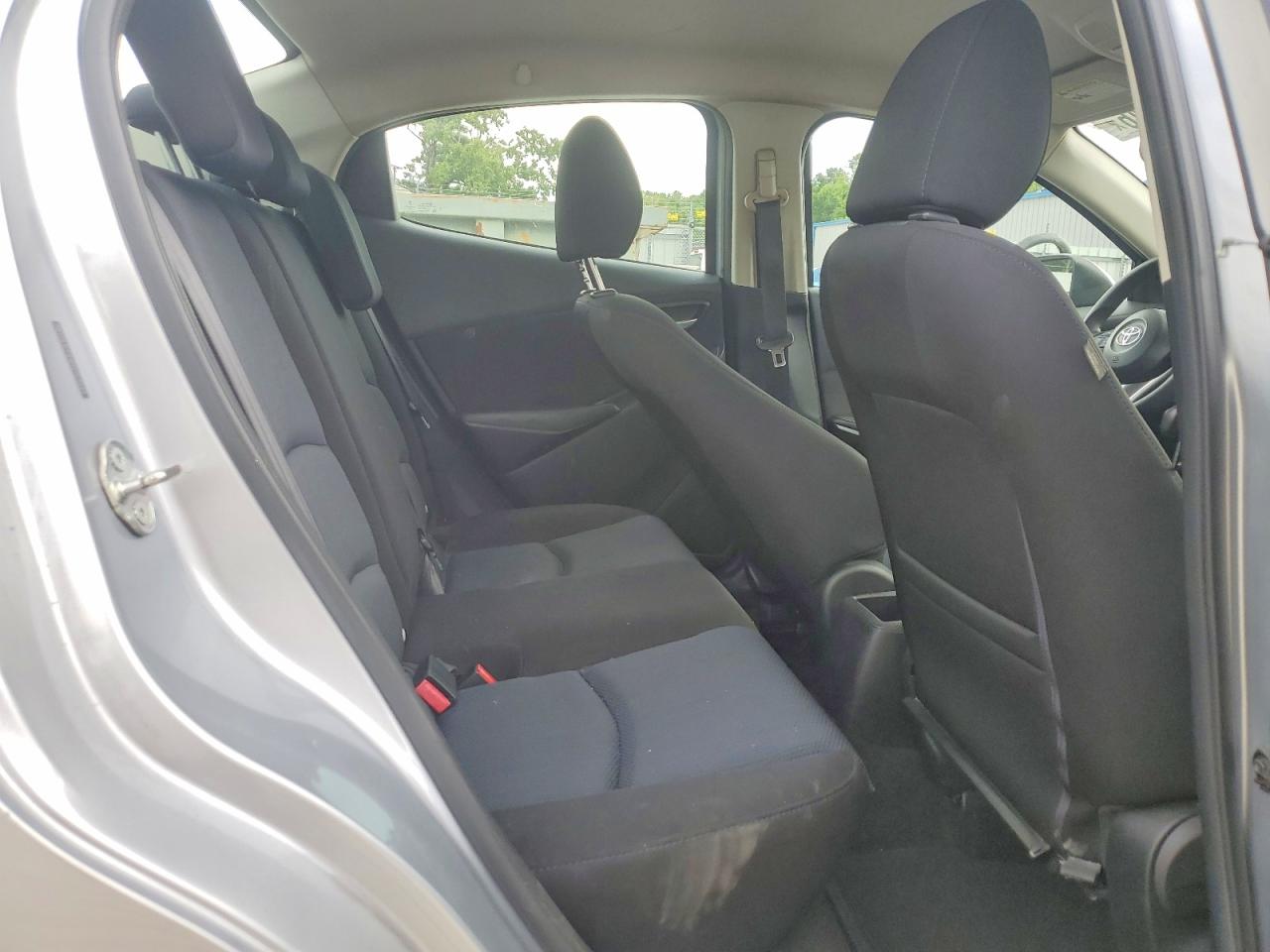 2017 Toyota Yaris Ia Base Silver vin: 3MYDLBYV8HY153023