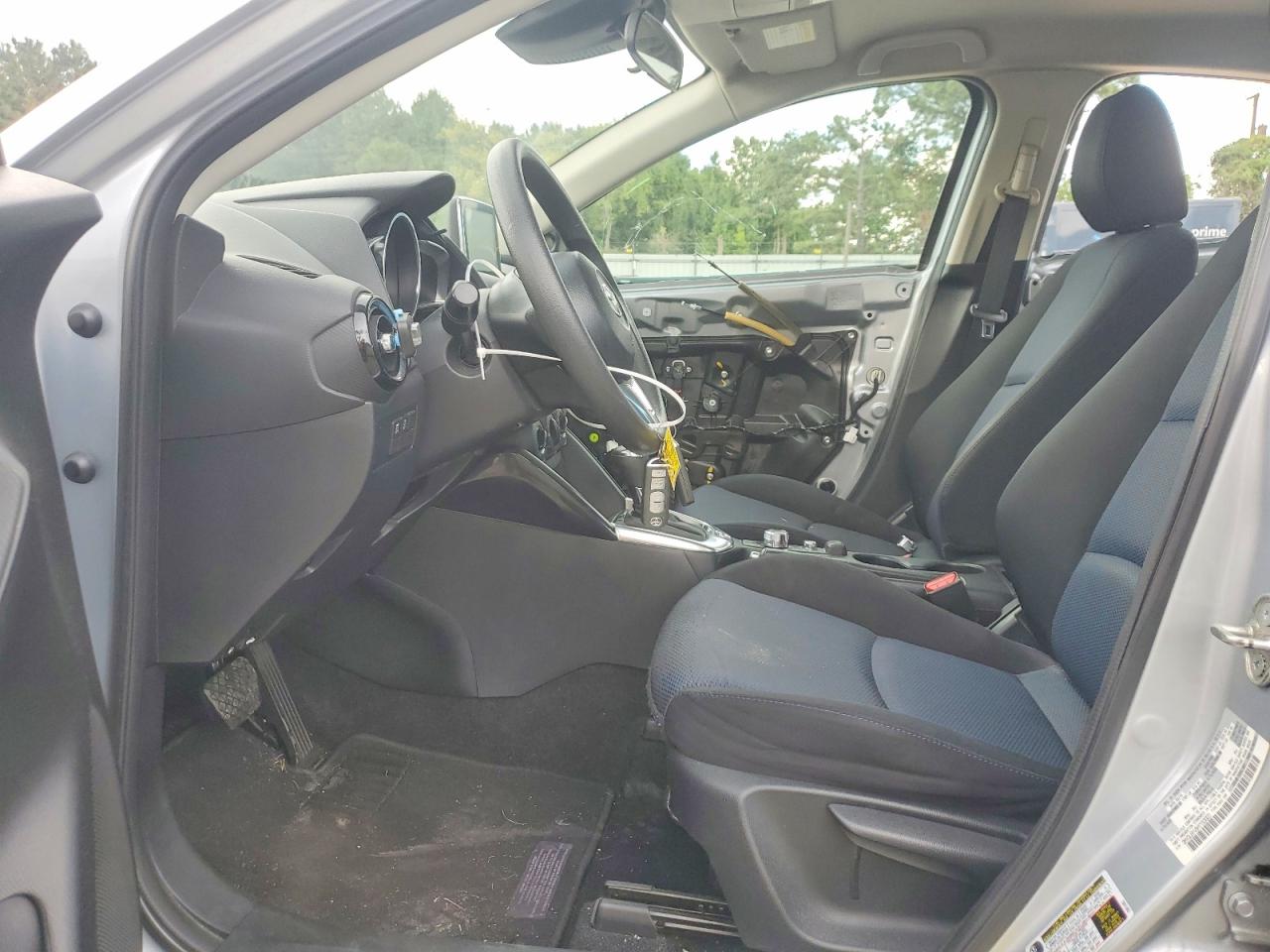 2017 Toyota Yaris Ia Base Silver vin: 3MYDLBYV8HY153023