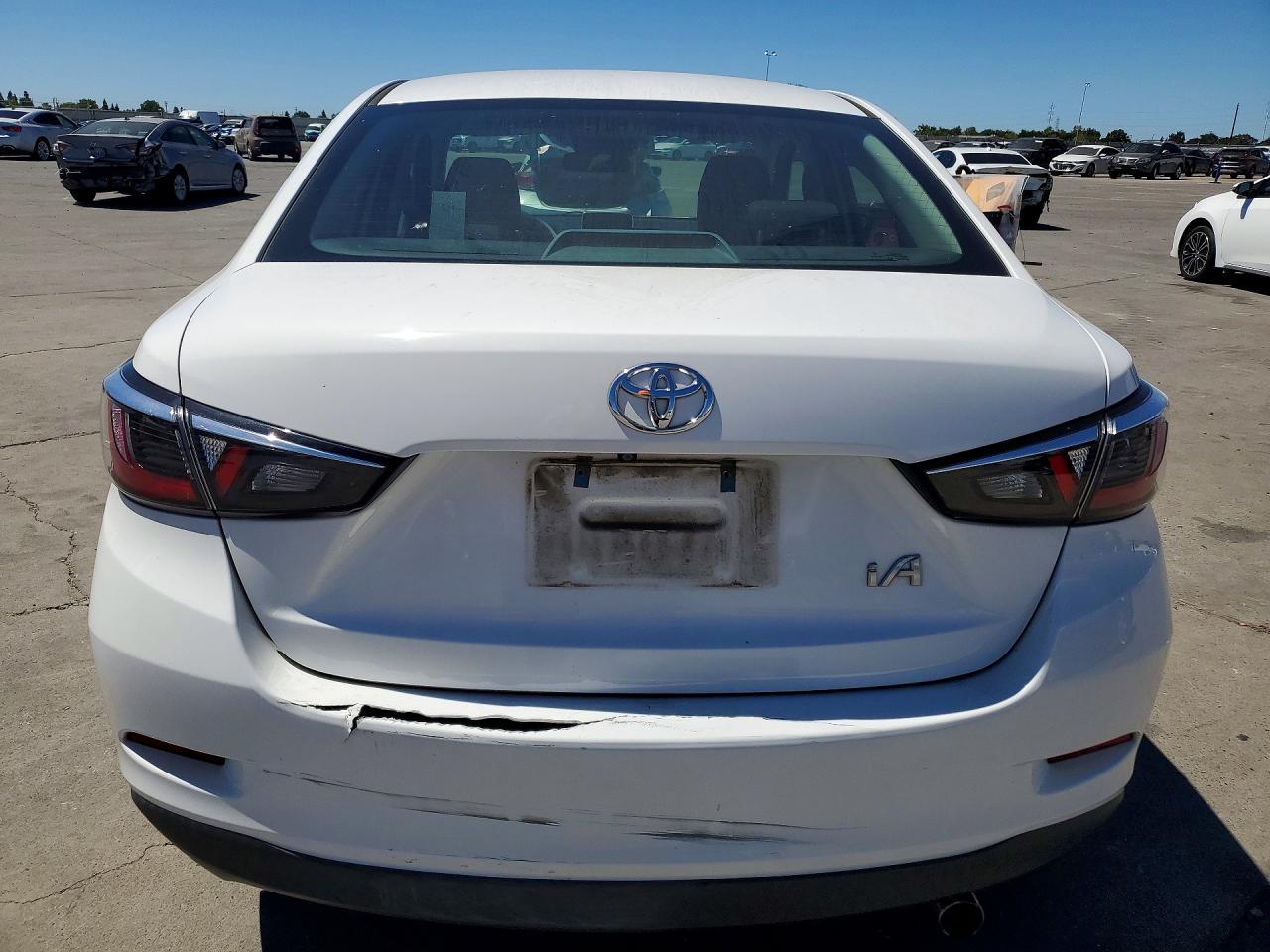 2018 Toyota Yaris Ia Base White vin: 3MYDLBYV9JY306207