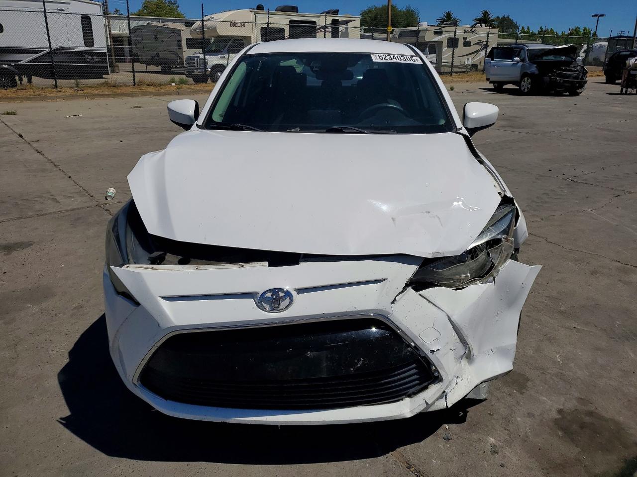 2018 Toyota Yaris Ia Base White vin: 3MYDLBYV9JY306207