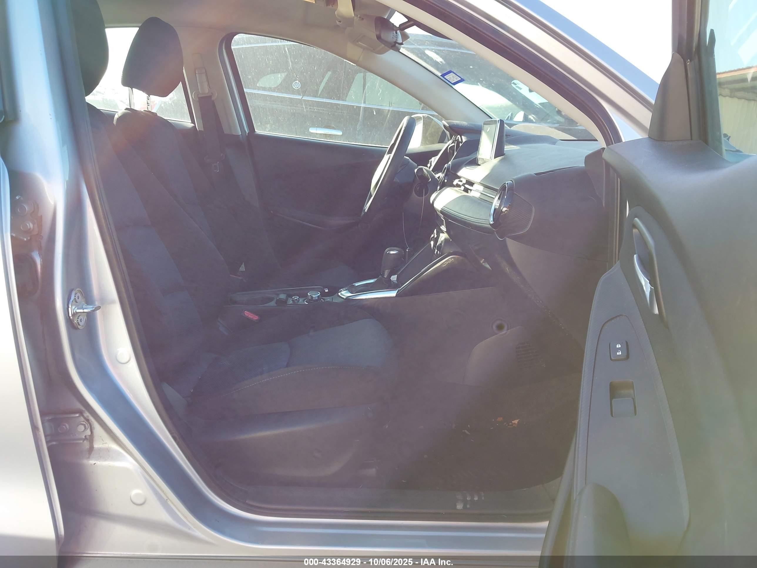2018 Toyota Yaris Ia   Silver vin: 3MYDLBYV9JY306384