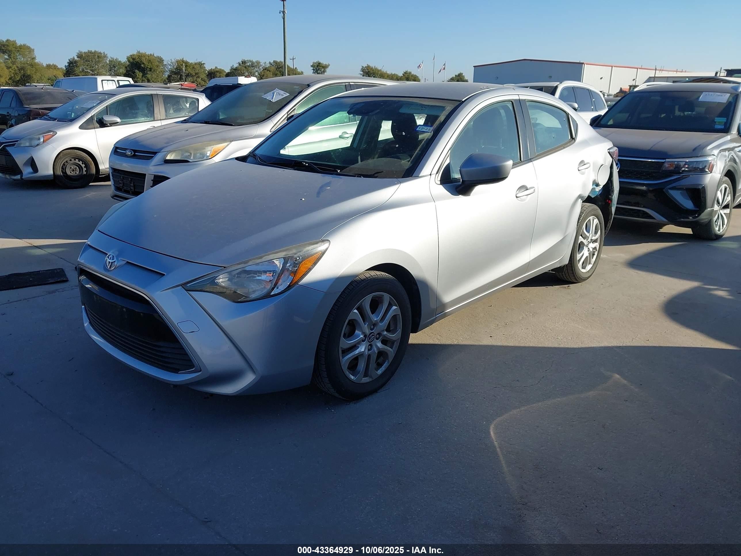 2018 Toyota Yaris Ia   Silver vin: 3MYDLBYV9JY306384