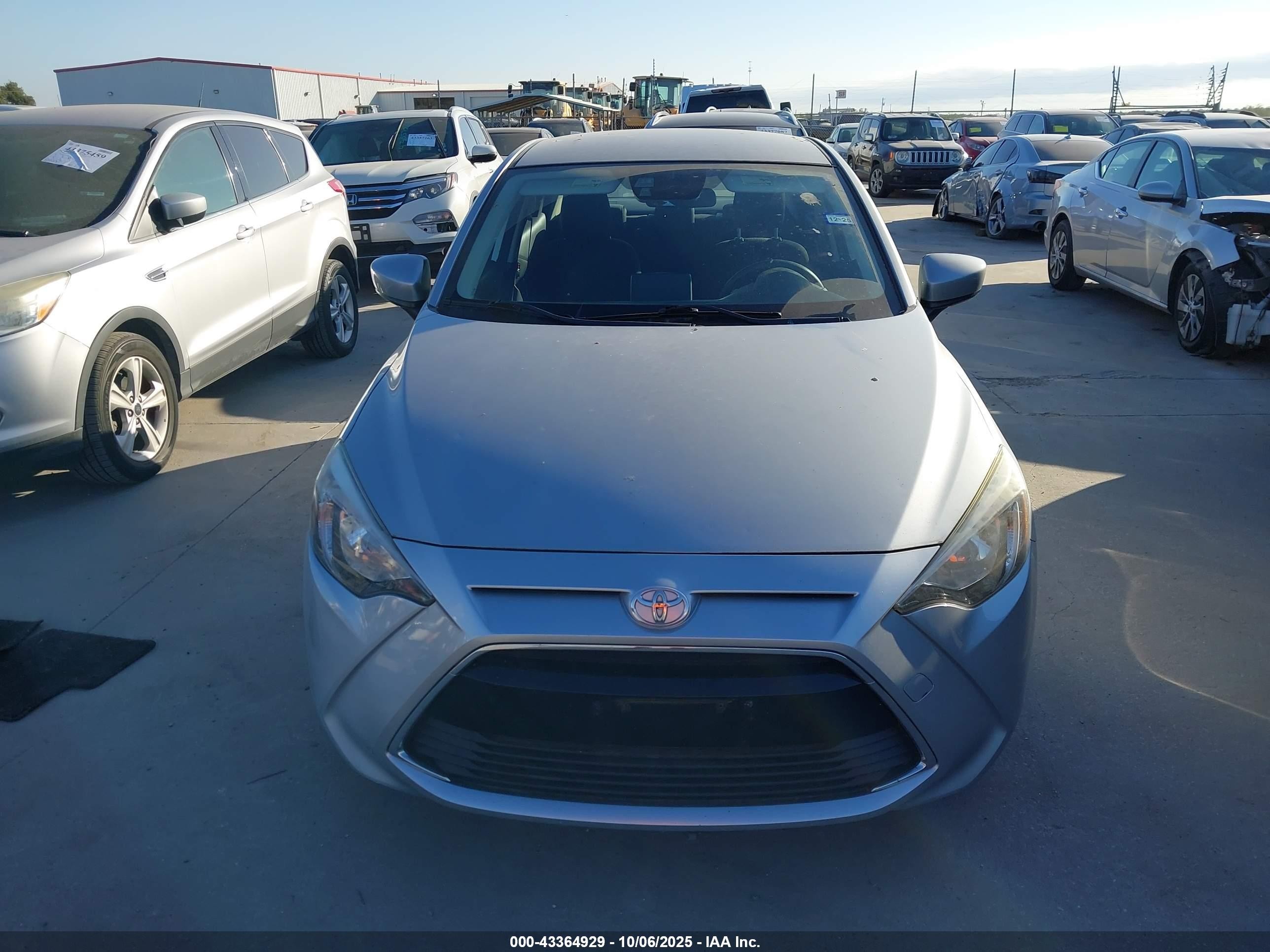 2018 Toyota Yaris Ia   Silver vin: 3MYDLBYV9JY306384
