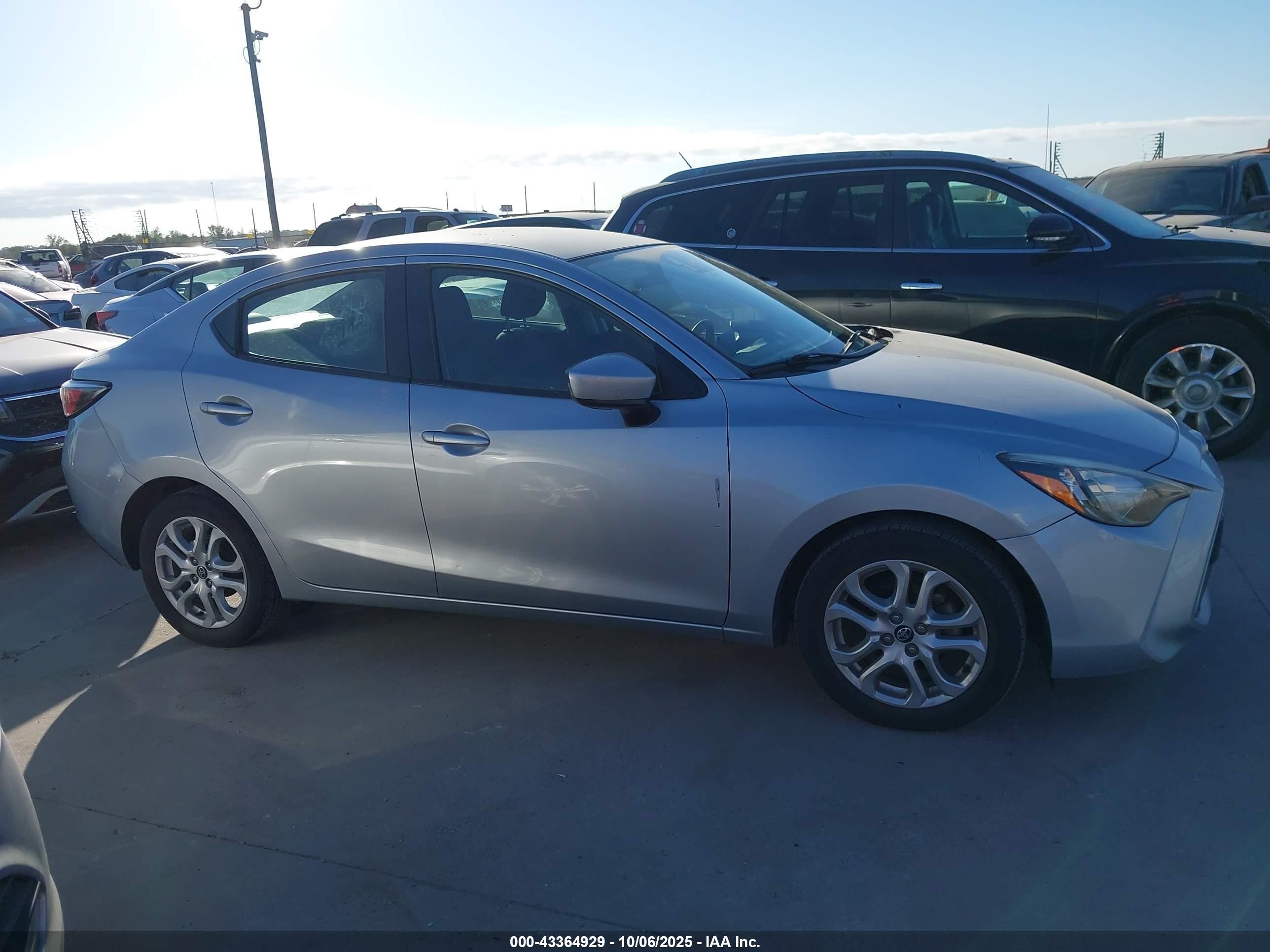 2018 Toyota Yaris Ia   Silver vin: 3MYDLBYV9JY306384