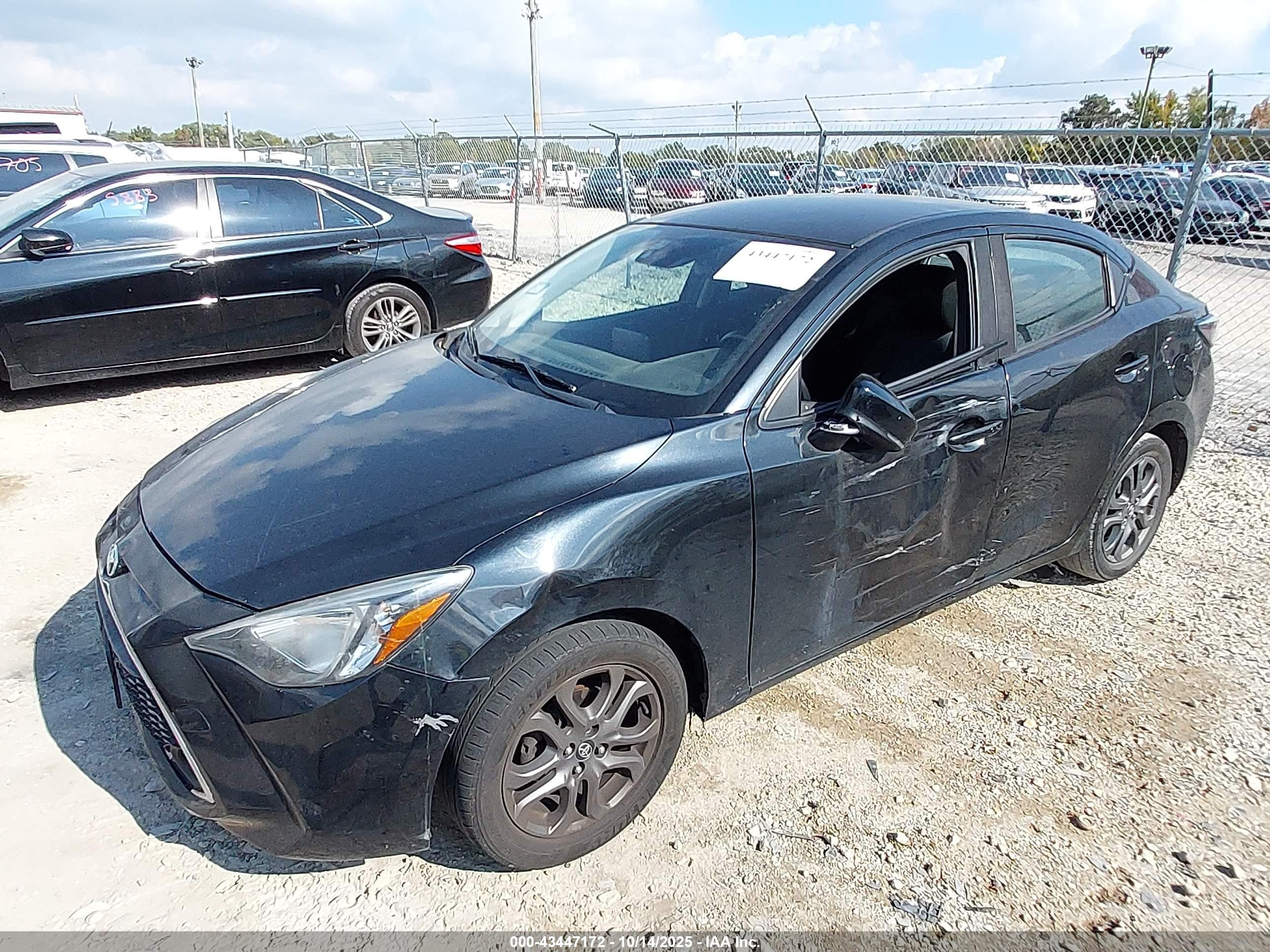 2019 Toyota Yaris Le Black vin: 3MYDLBYV9KY525265