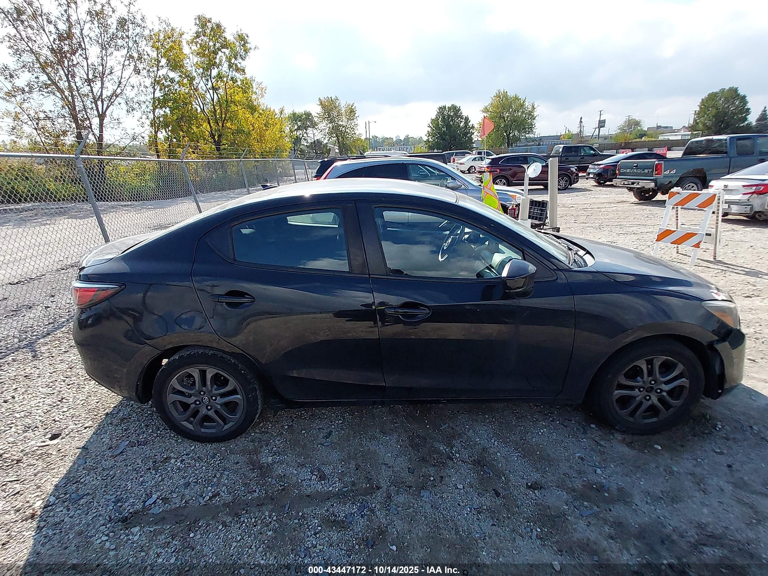 2019 Toyota Yaris Le Black vin: 3MYDLBYV9KY525265