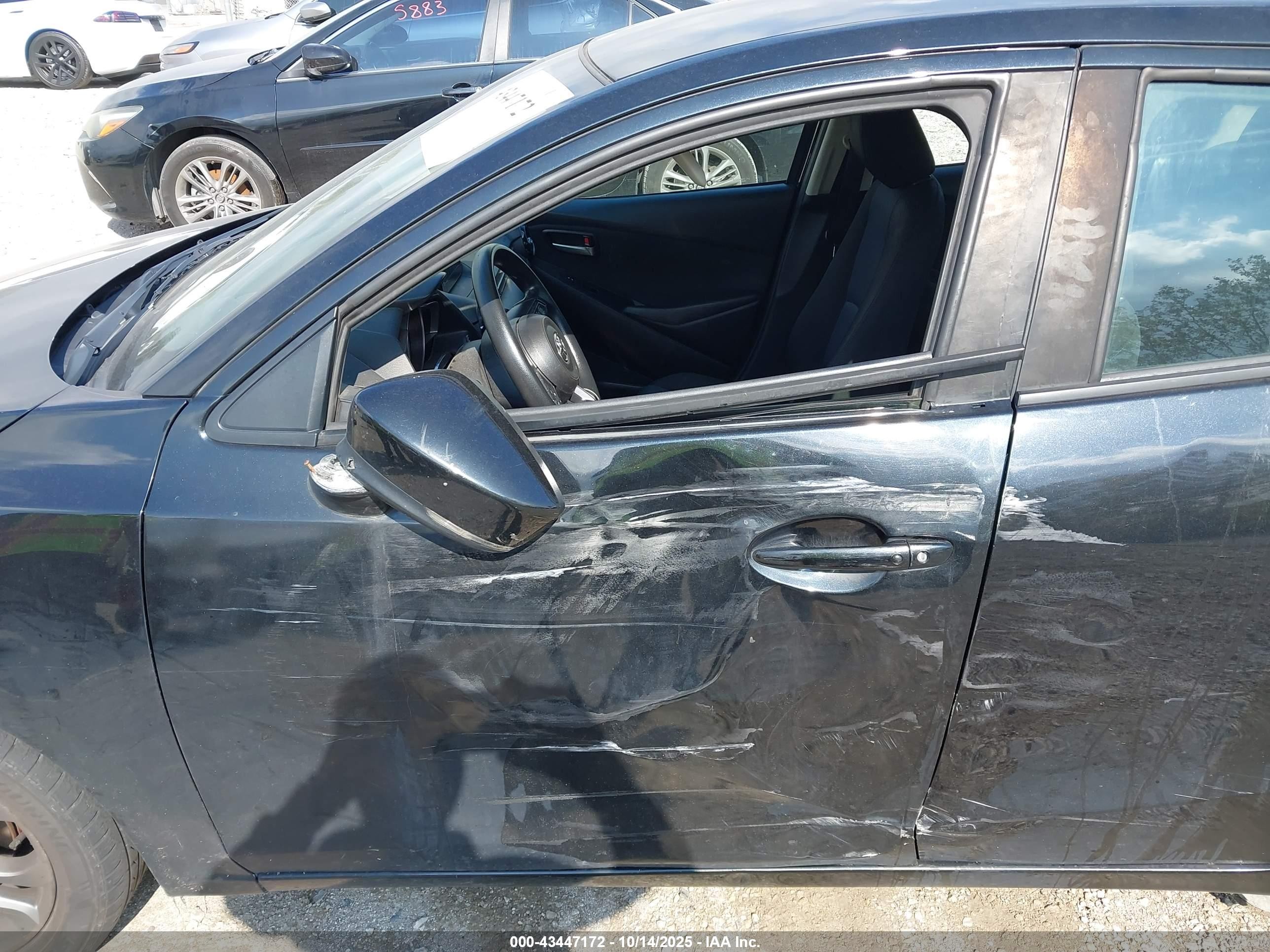 2019 Toyota Yaris Le Black vin: 3MYDLBYV9KY525265