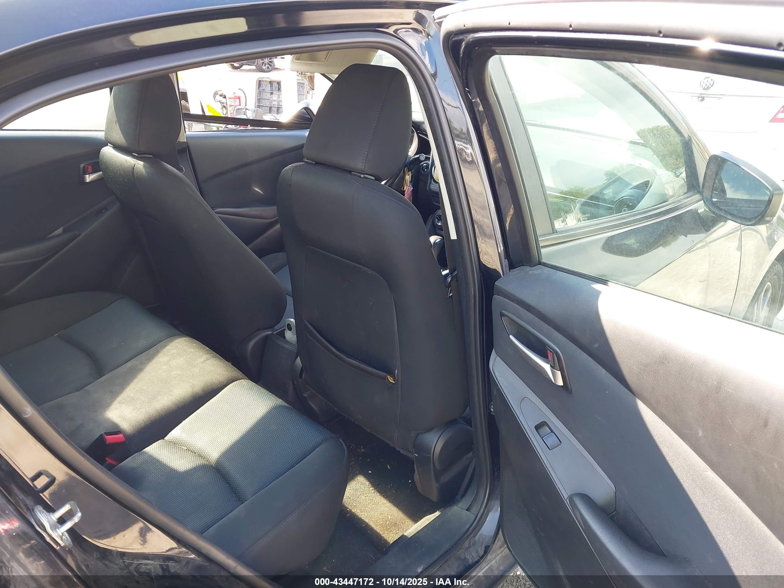 2019 Toyota Yaris Le Black vin: 3MYDLBYV9KY525265