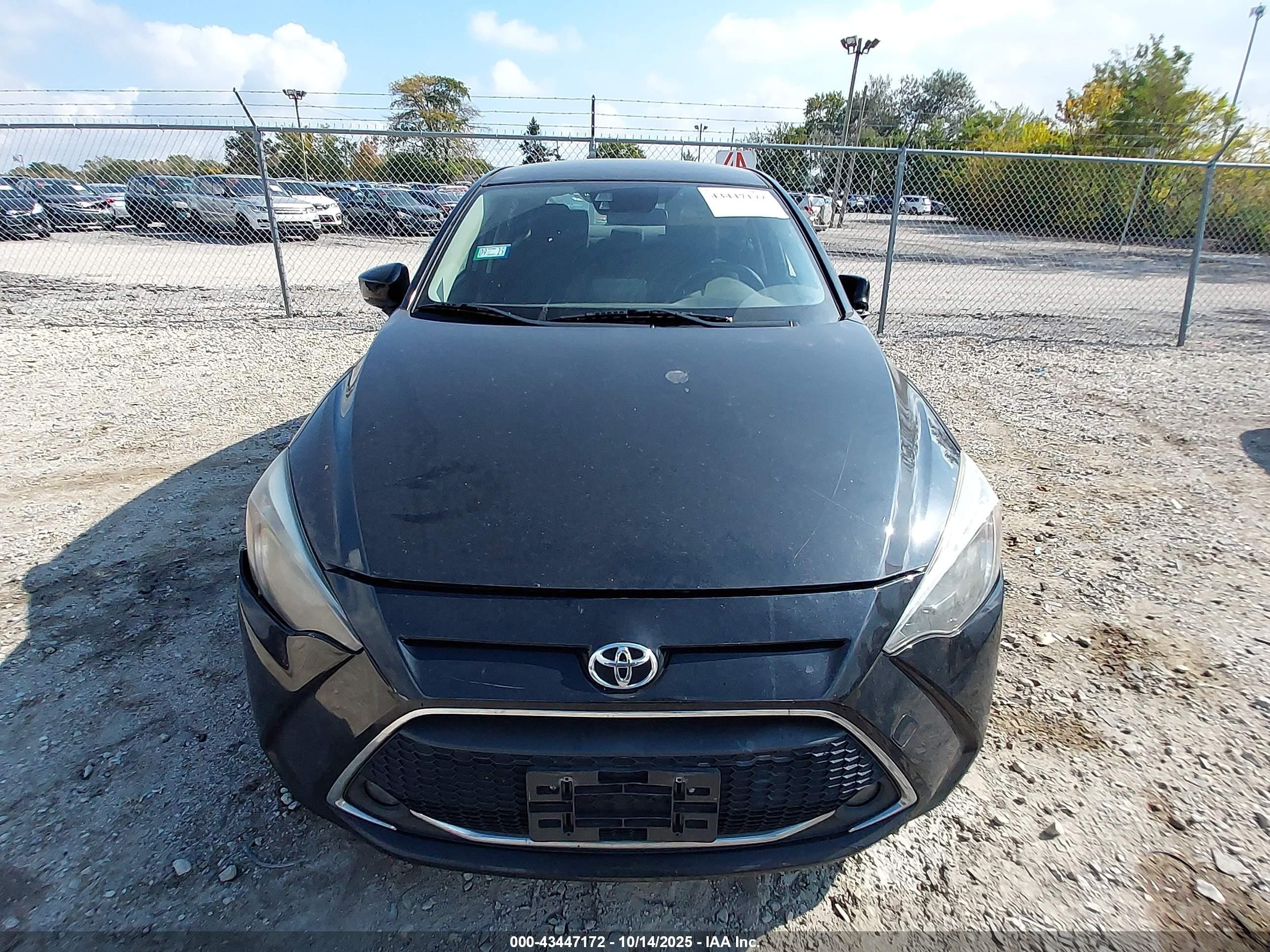 2019 Toyota Yaris Le Black vin: 3MYDLBYV9KY525265