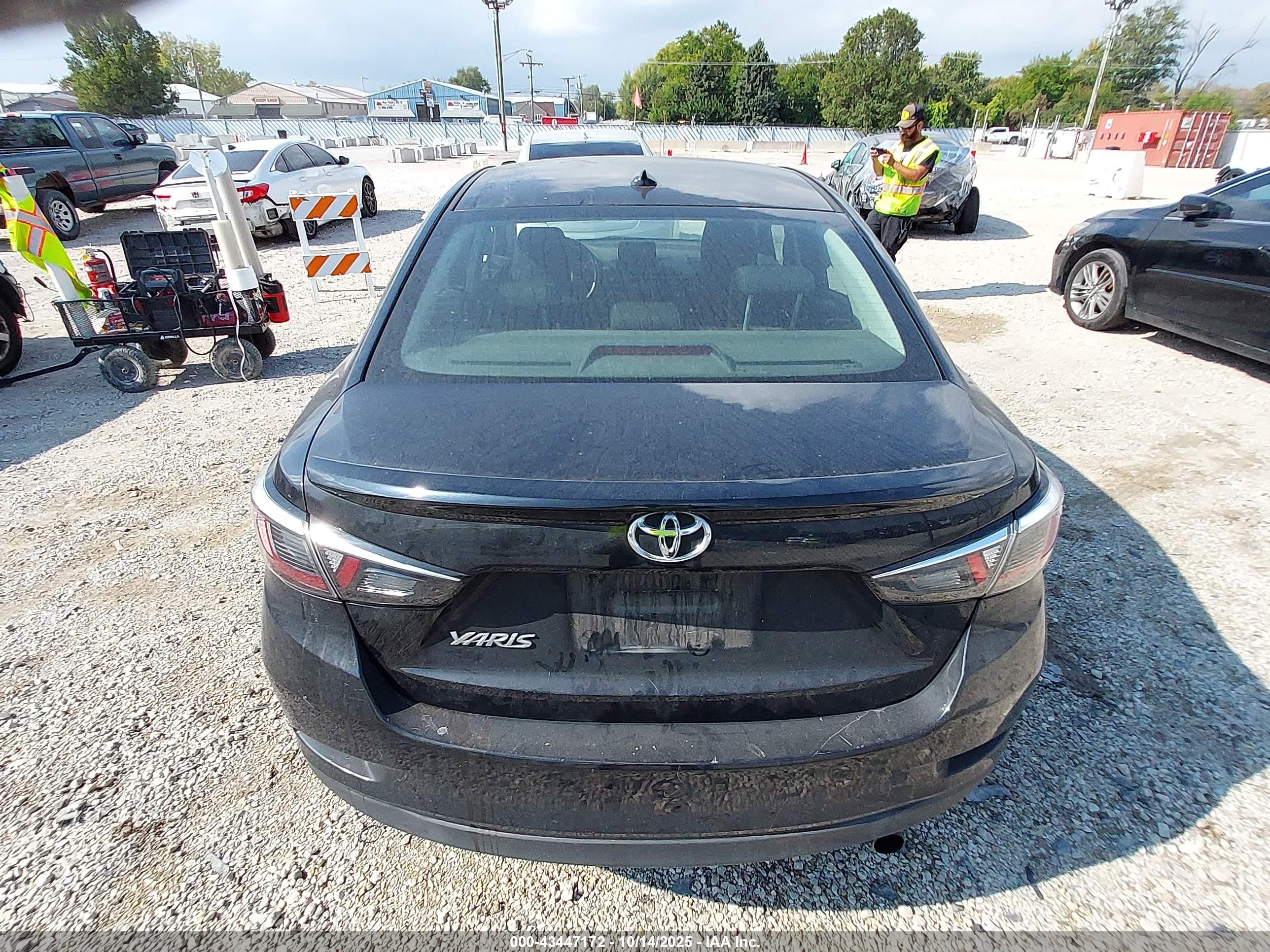 2019 Toyota Yaris Le Black vin: 3MYDLBYV9KY525265