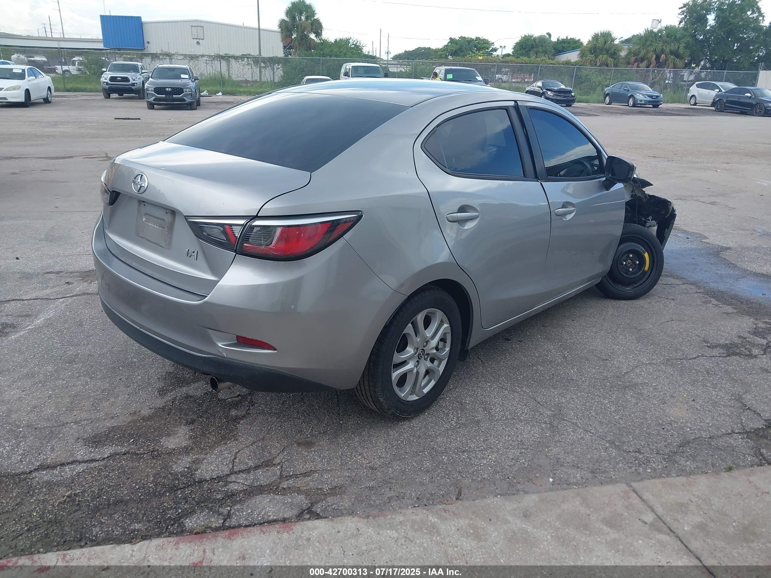 2016 Scion Ia   Серебряный vin: 3MYDLBZV5GY103791