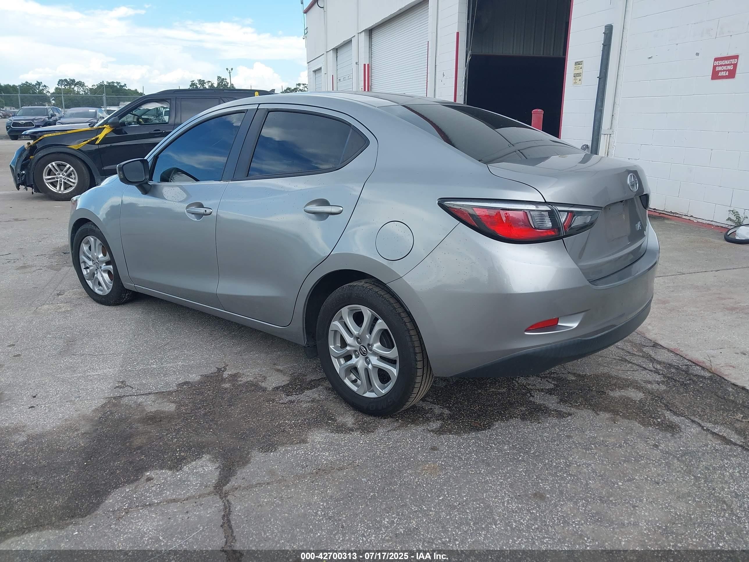 2016 Scion Ia   Серебряный vin: 3MYDLBZV5GY103791