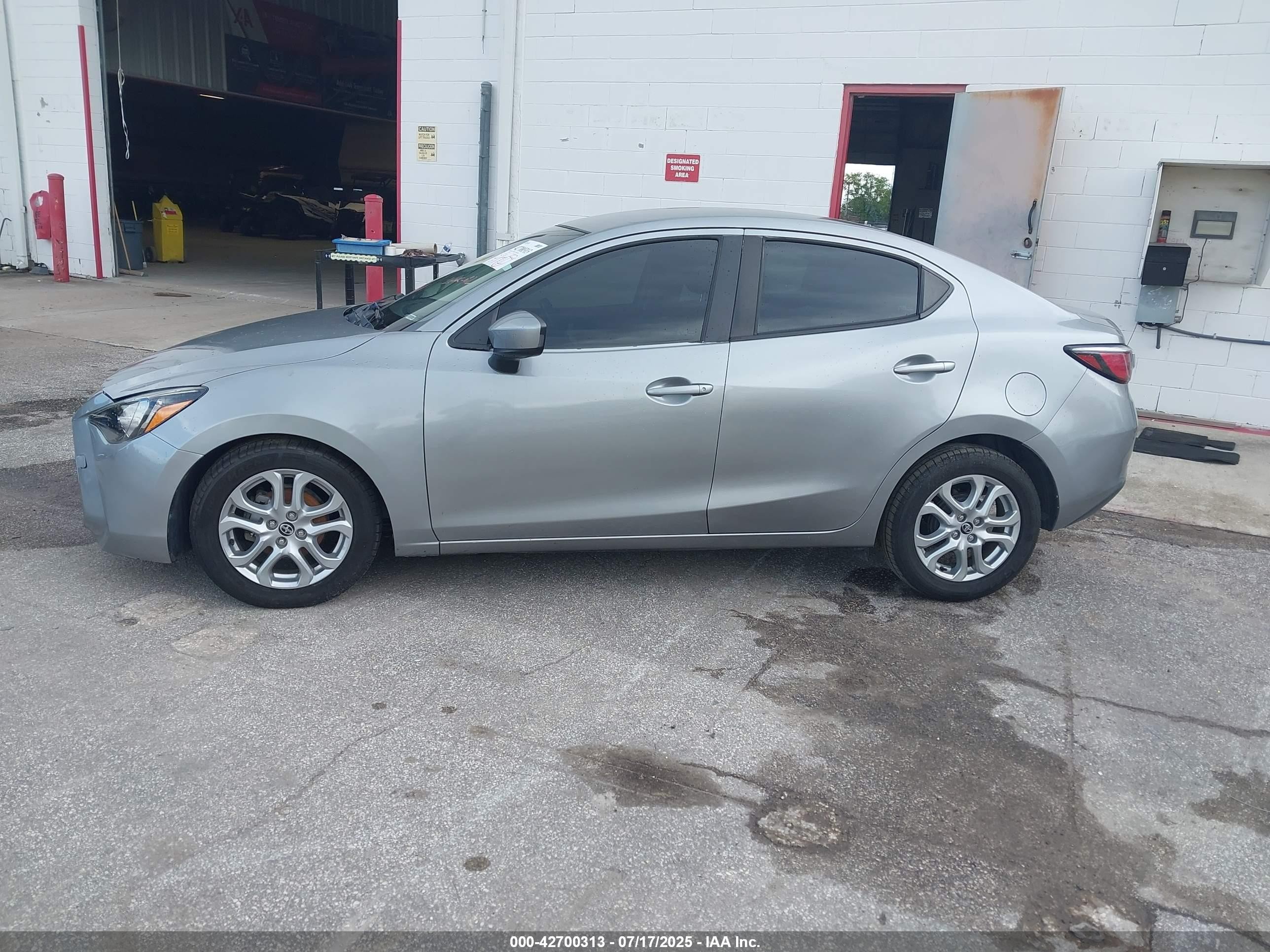 2016 Scion Ia   Серебряный vin: 3MYDLBZV5GY103791