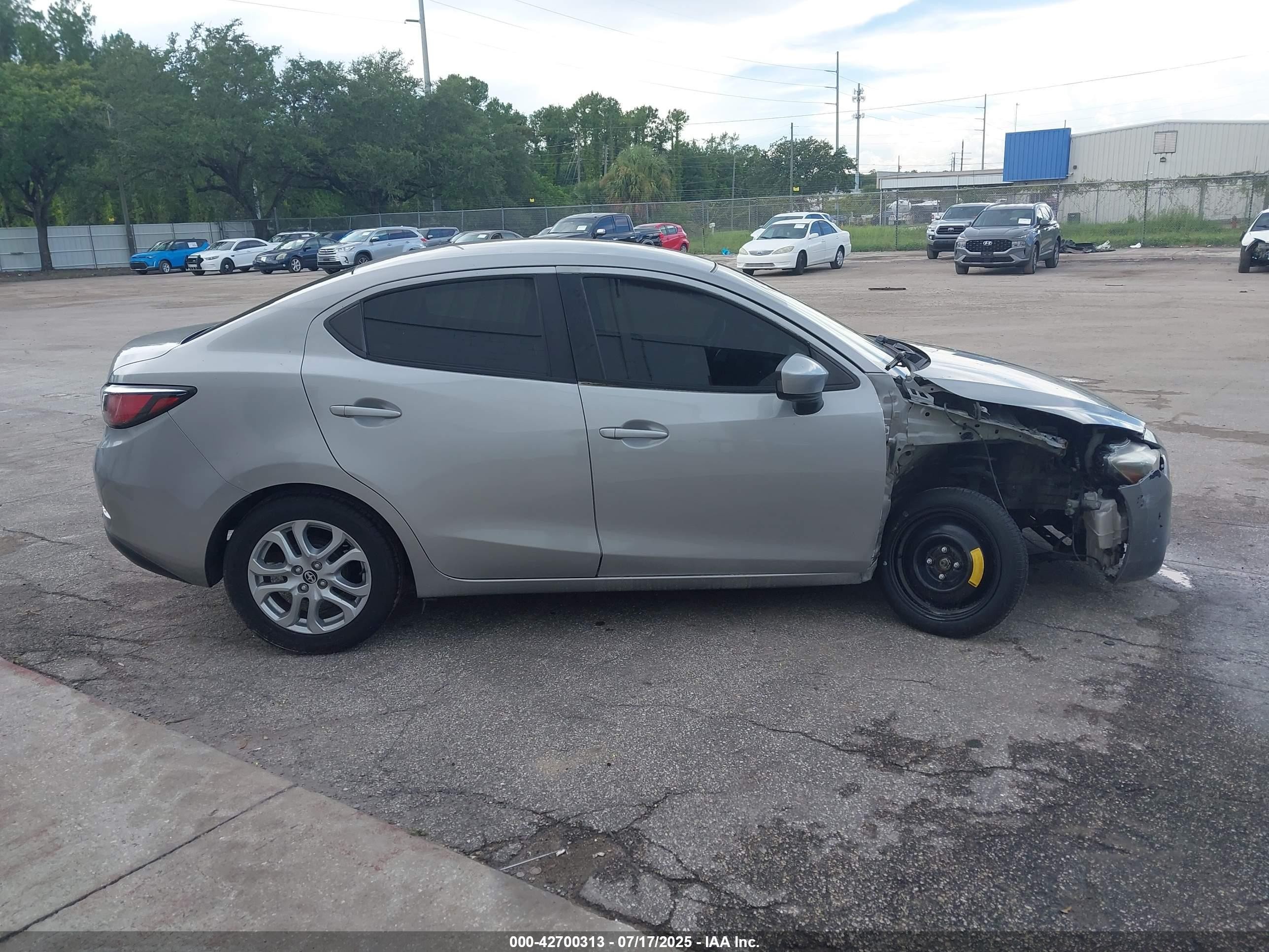 2016 Scion Ia   Серебряный vin: 3MYDLBZV5GY103791