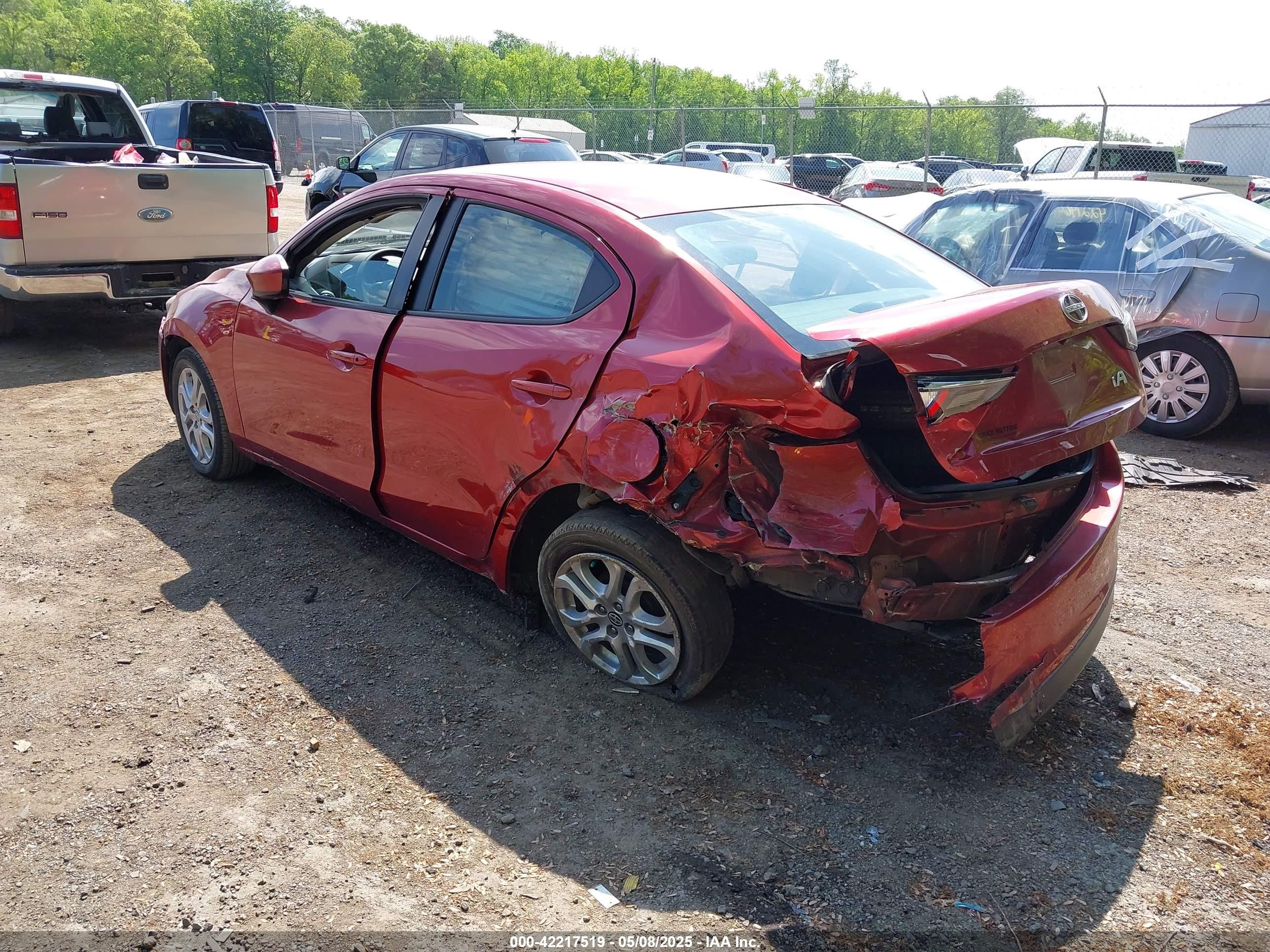 2016 Scion Ia Red vin: 3MYDLBZV8GY125803