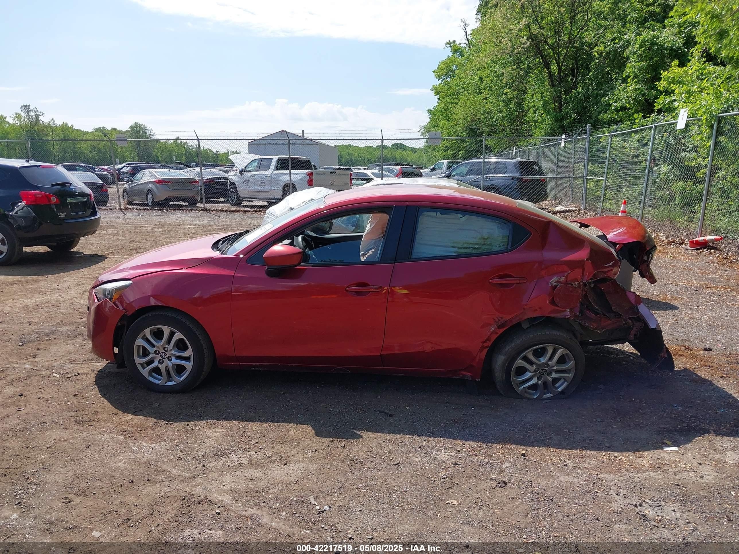 2016 Scion Ia Red vin: 3MYDLBZV8GY125803