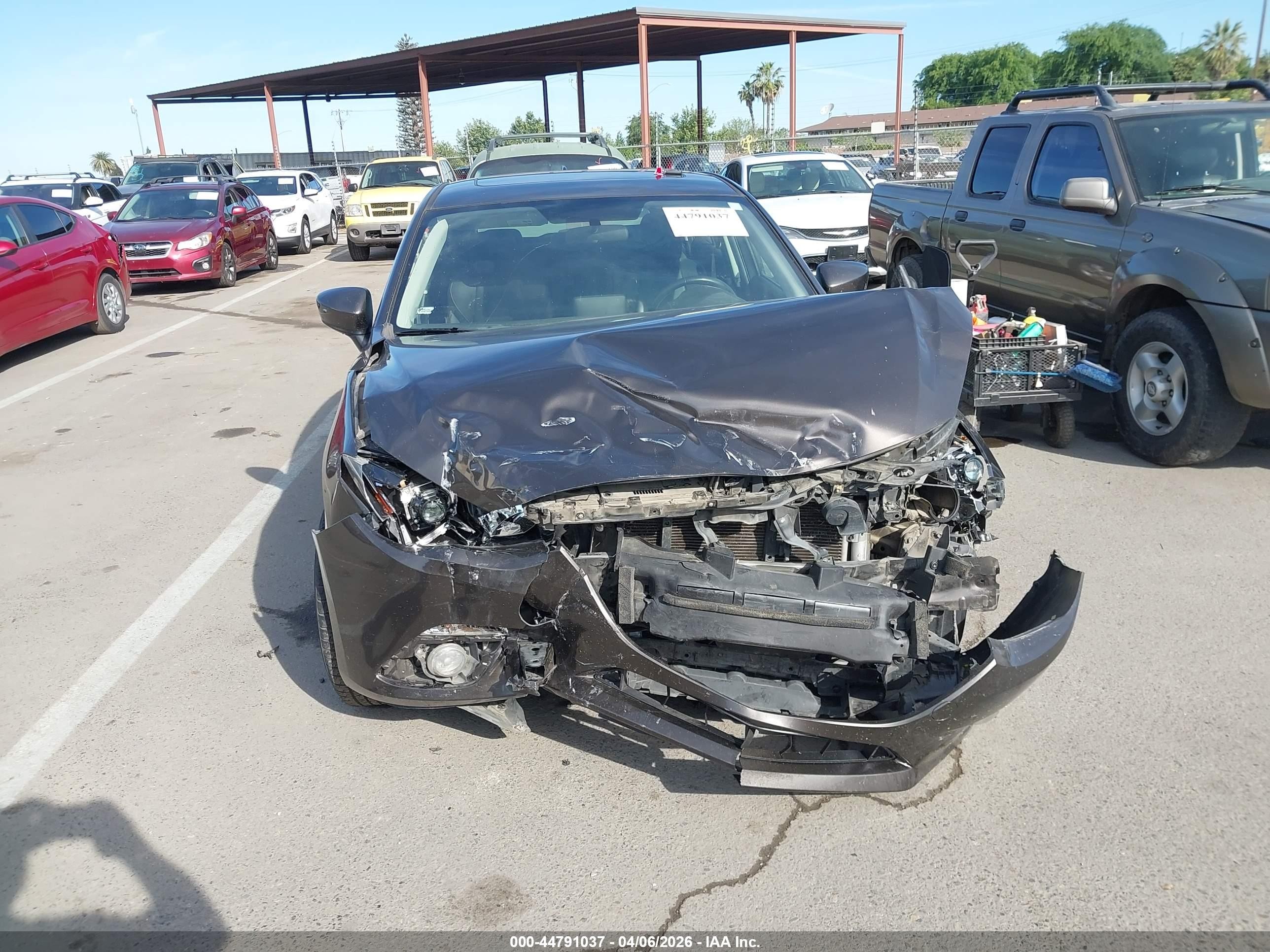 2015 Mazda Mazda3 I Grand Touring Brown vin: 3MZBM1M77FM229322