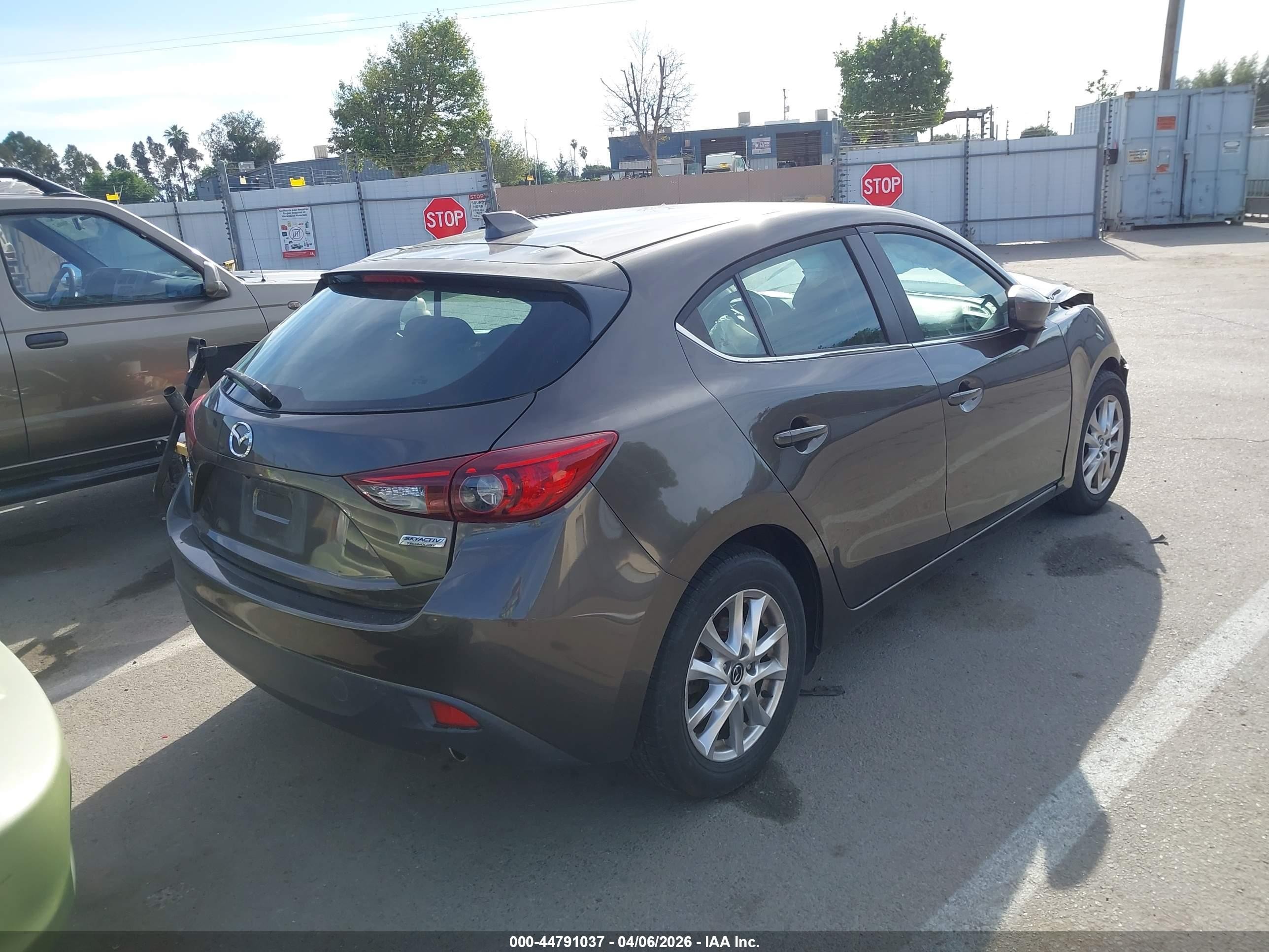 2015 Mazda Mazda3 I Grand Touring Brown vin: 3MZBM1M77FM229322