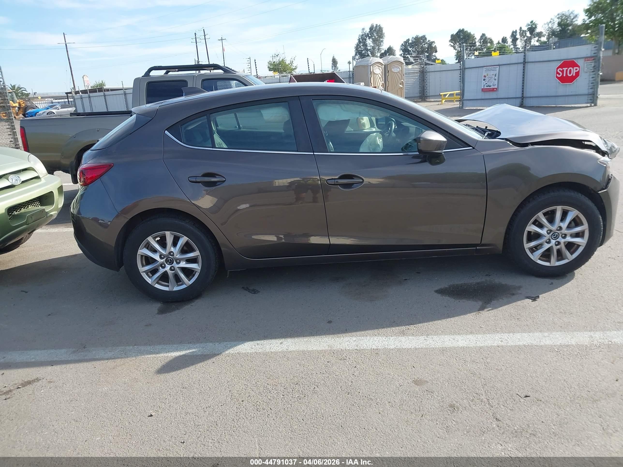 2015 Mazda Mazda3 I Grand Touring Brown vin: 3MZBM1M77FM229322