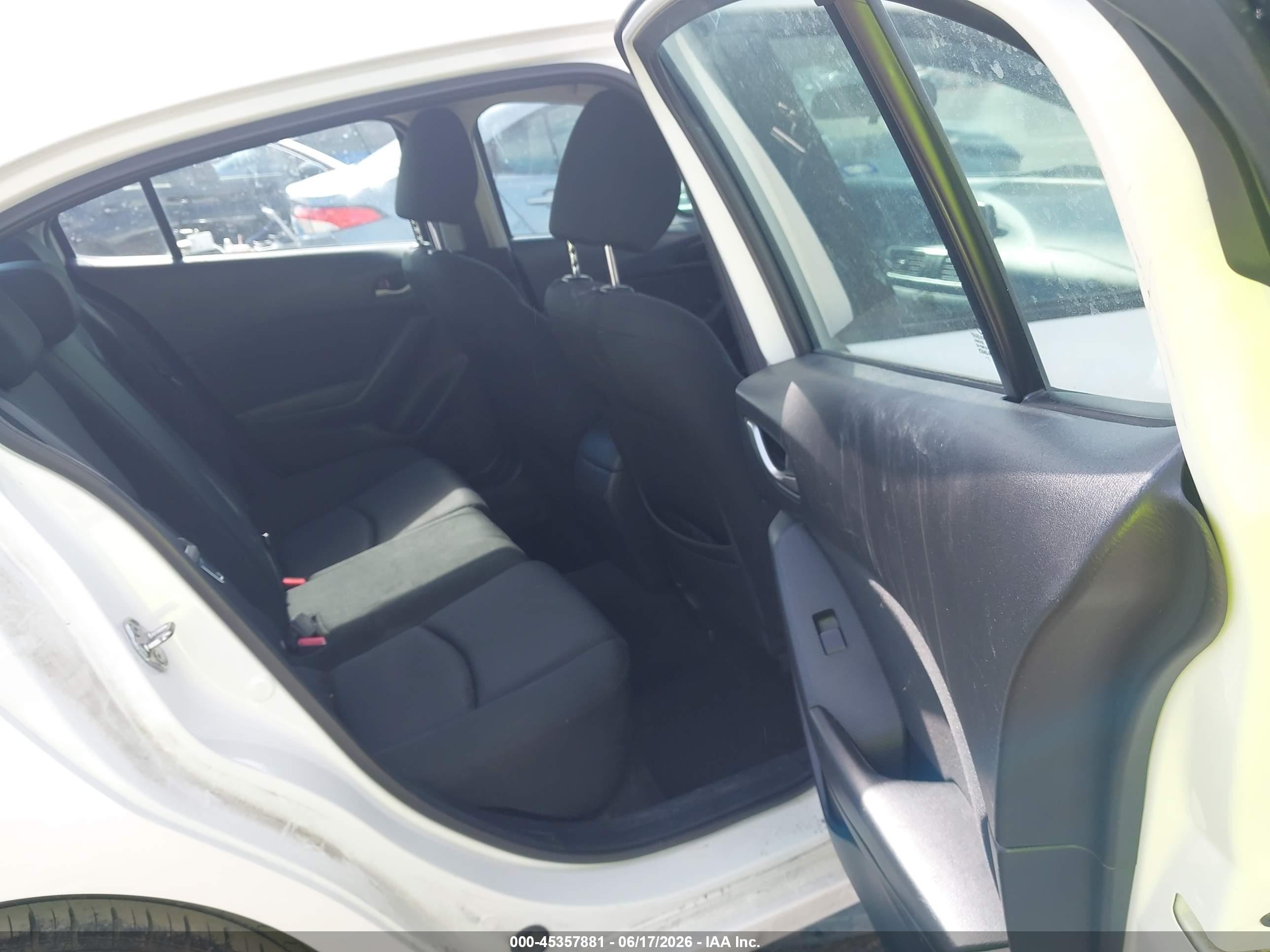 2014 Mazda Mazda3 I Sport White vin: 3MZBM1U71EM100703