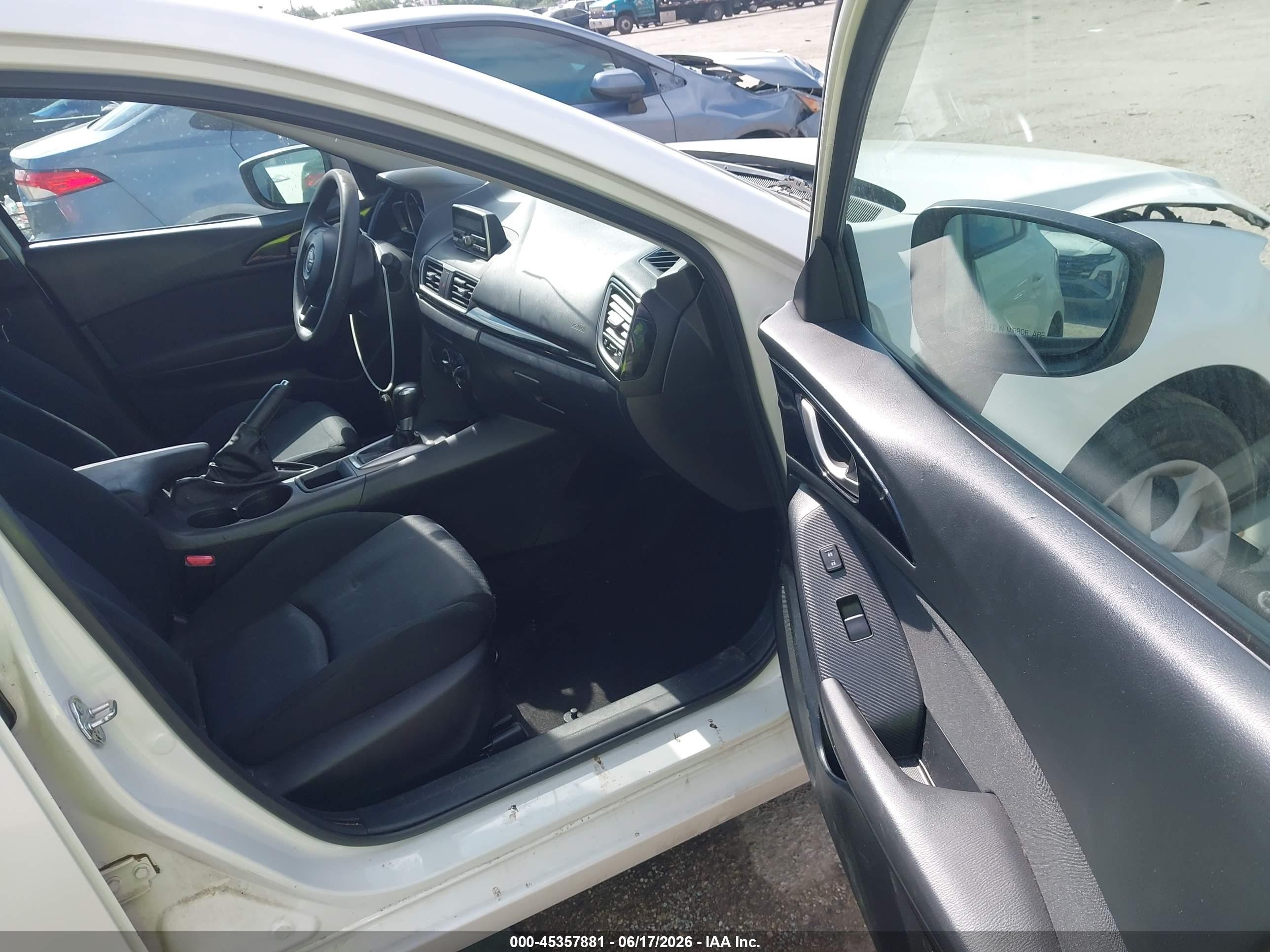 2014 Mazda Mazda3 I Sport White vin: 3MZBM1U71EM100703