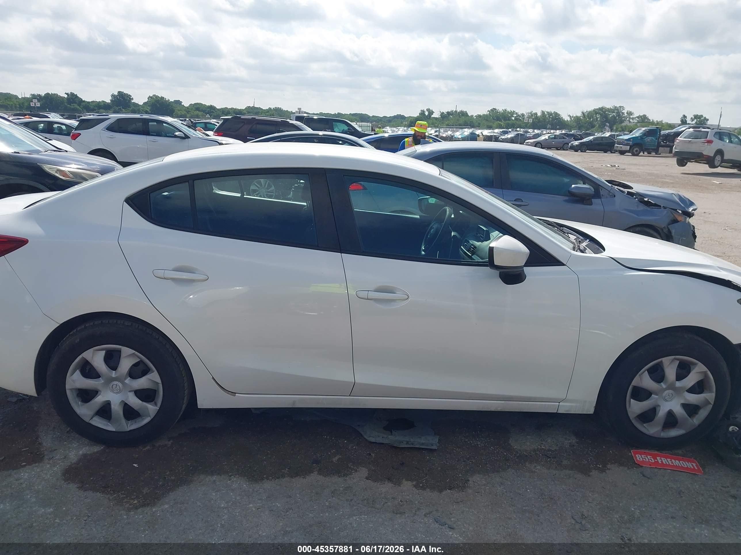 2014 Mazda Mazda3 I Sport White vin: 3MZBM1U71EM100703