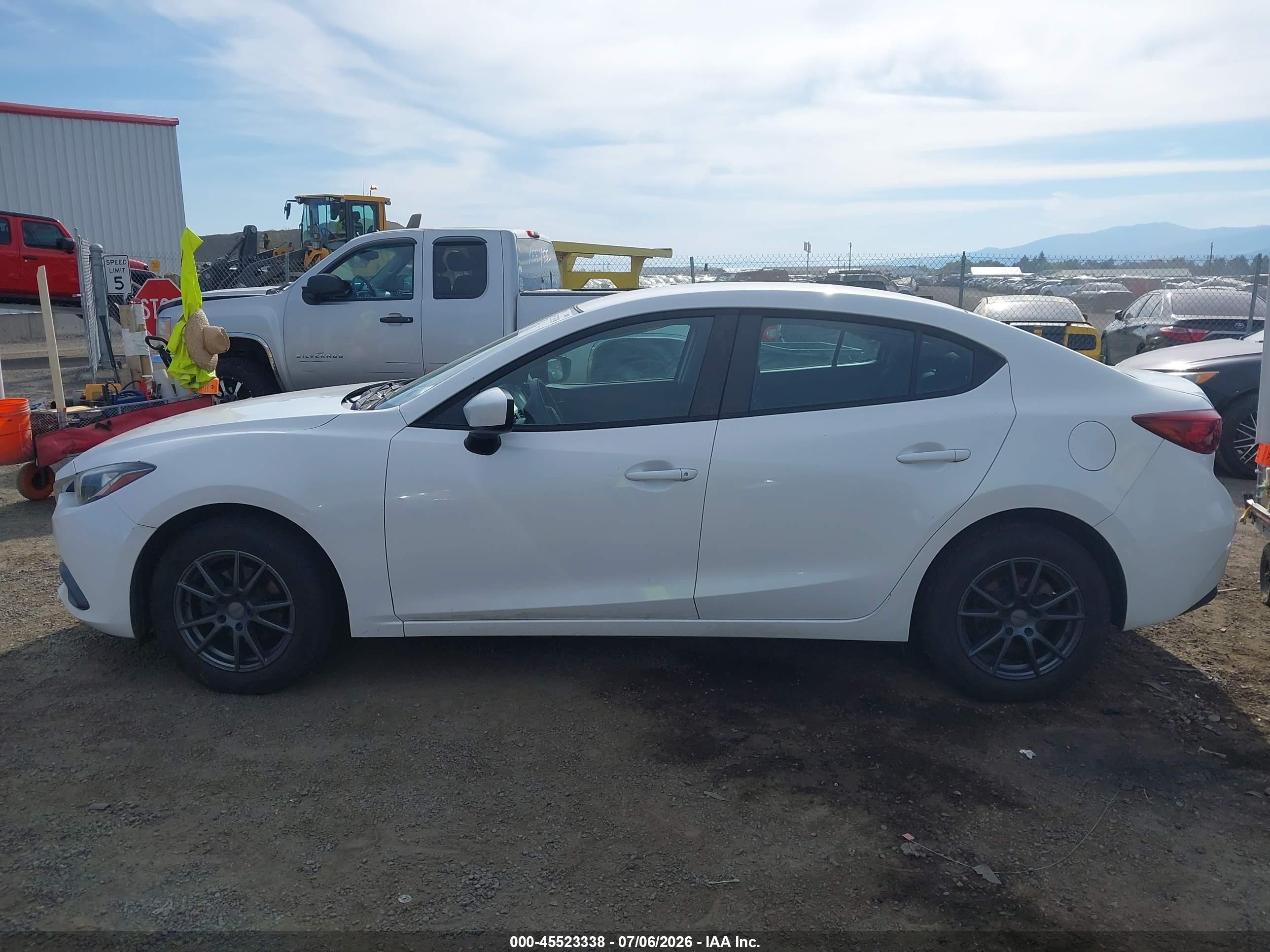 2015 Mazda Mazda3 I Sport White vin: 3MZBM1U72FM169949
