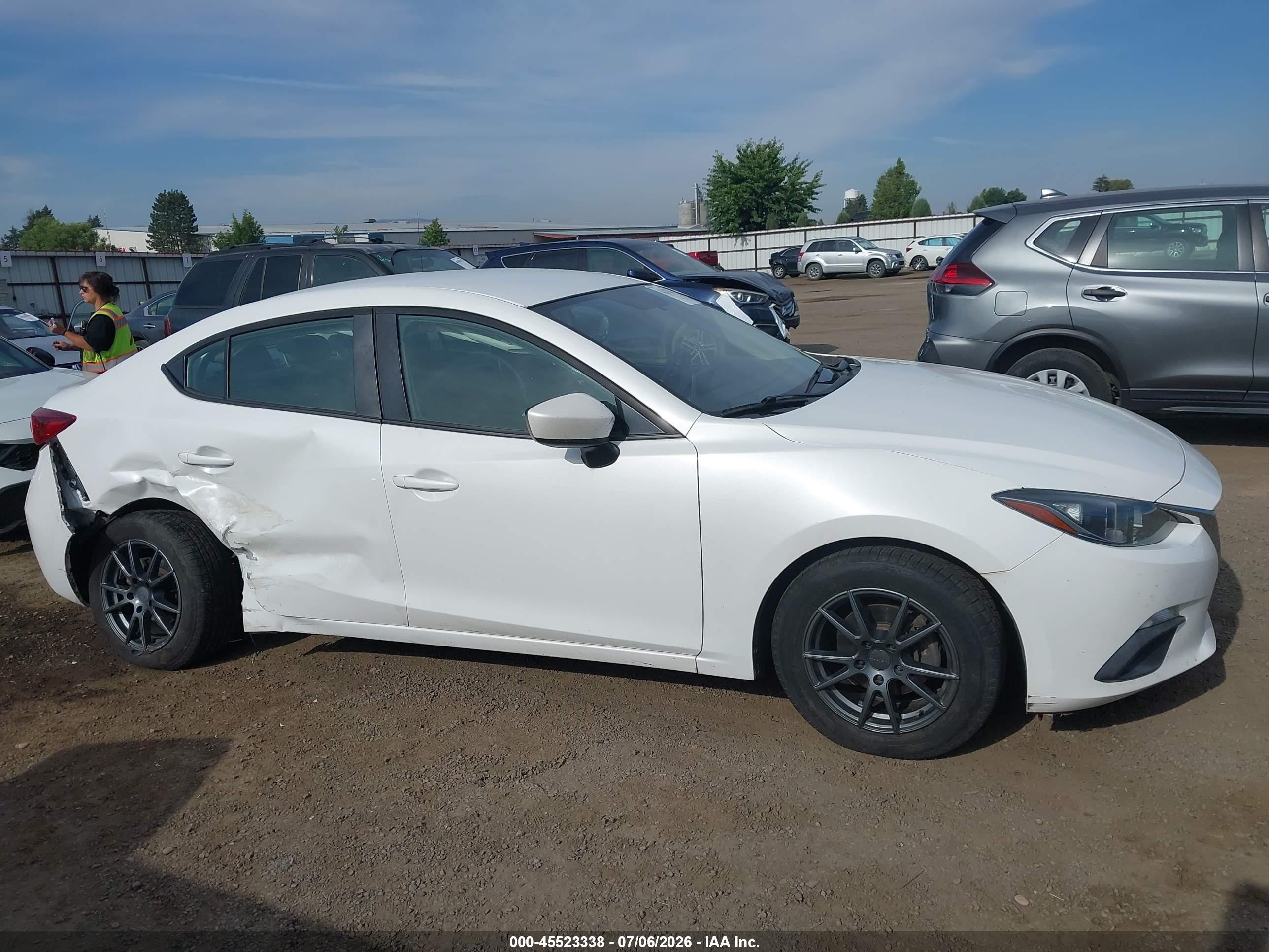 2015 Mazda Mazda3 I Sport White vin: 3MZBM1U72FM169949