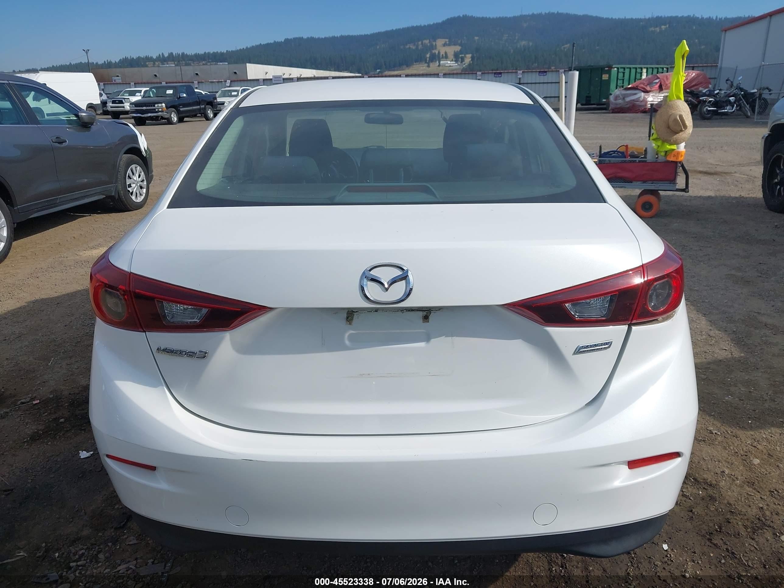 2015 Mazda Mazda3 I Sport White vin: 3MZBM1U72FM169949