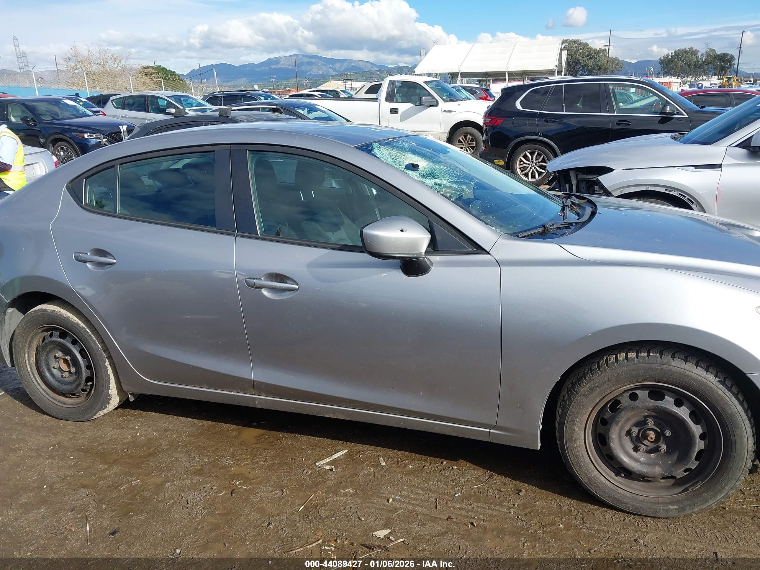 2015 Mazda Mazda3 I Sport Silver vin: 3MZBM1U72FM231592