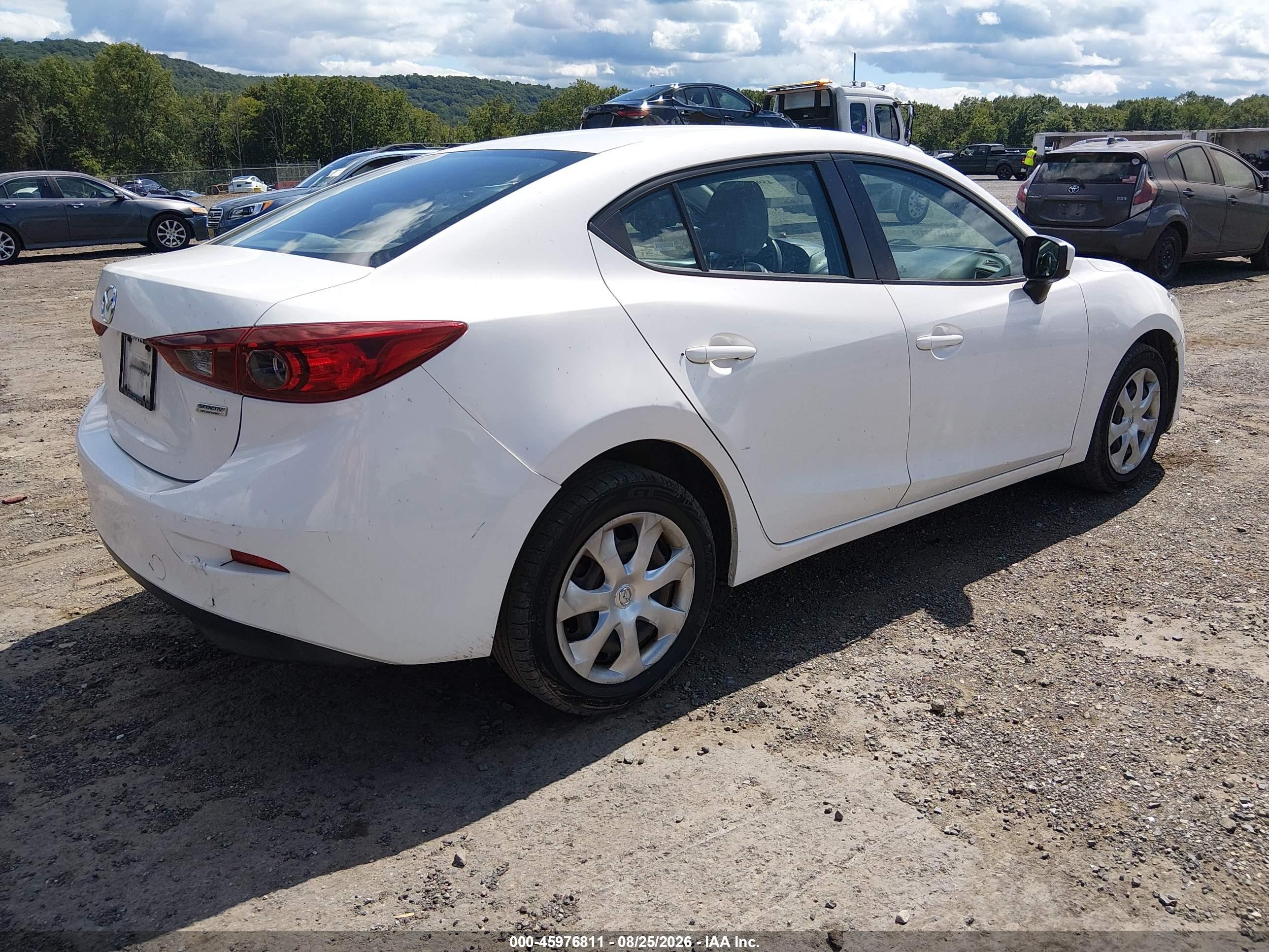 2015 Mazda Mazda3 I Sport White vin: 3MZBM1U75FM199205