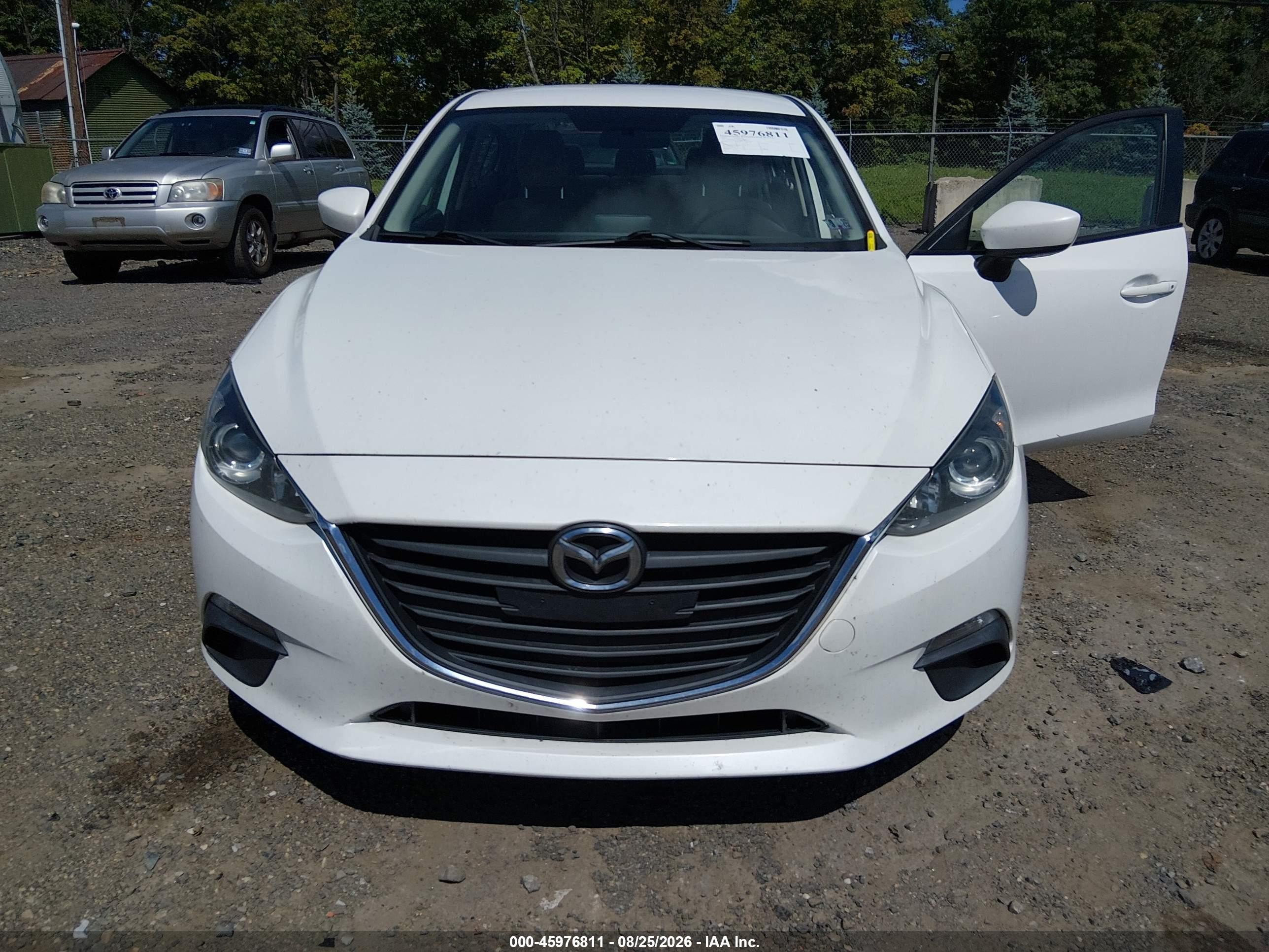 2015 Mazda Mazda3 I Sport White vin: 3MZBM1U75FM199205