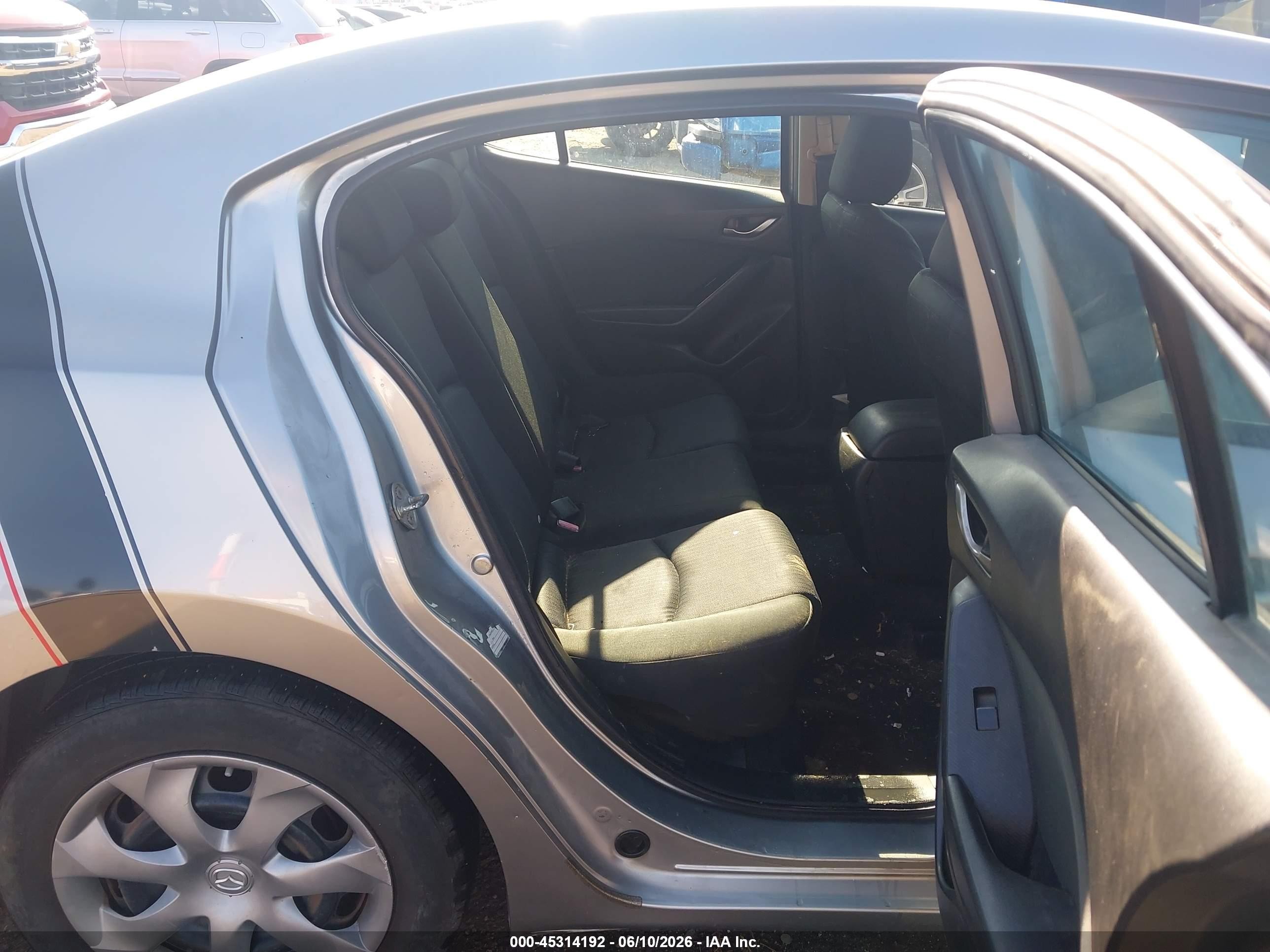 2015 Mazda Mazda3 I Sport Silver vin: 3MZBM1U76FM159912