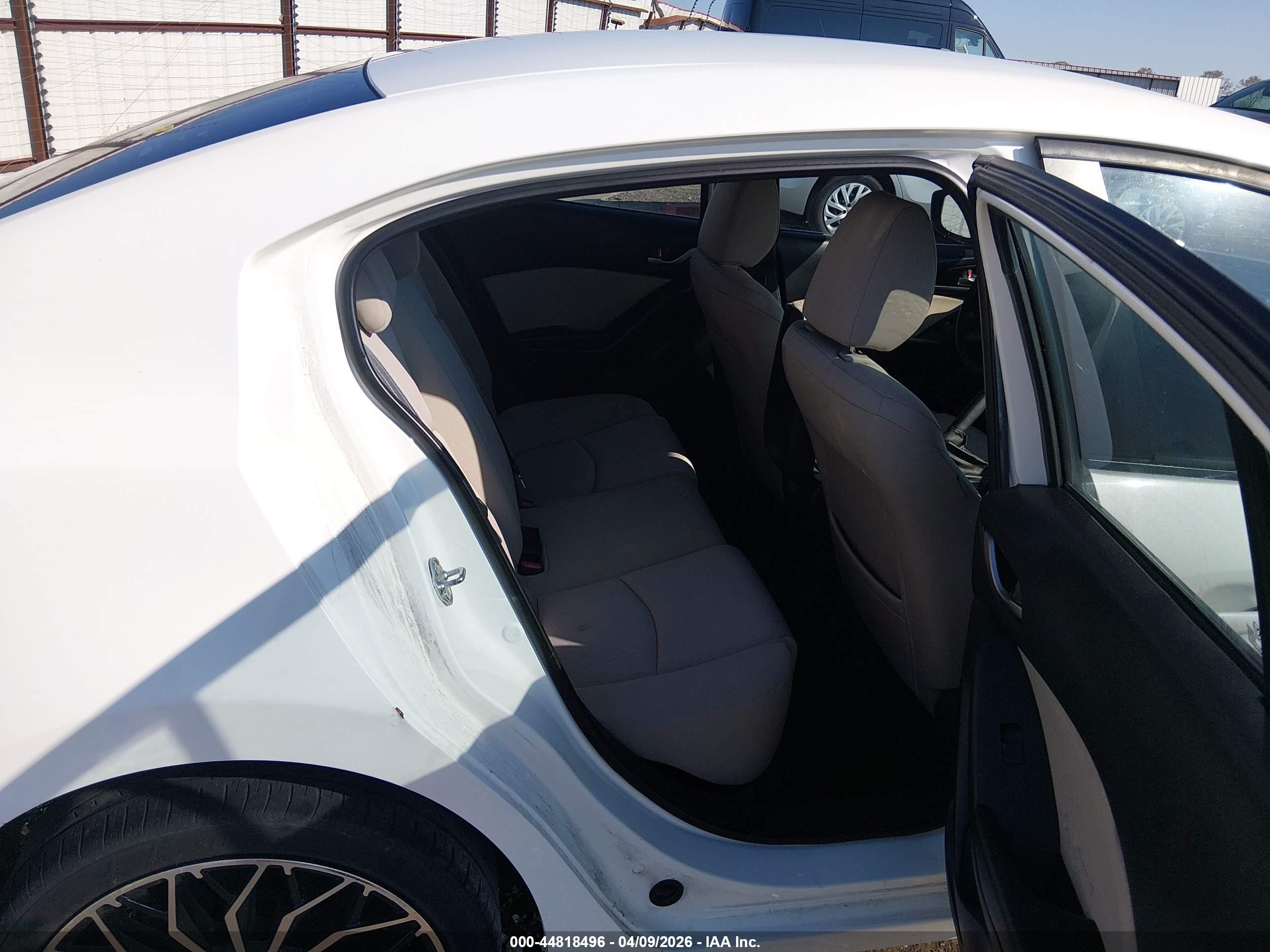 2015 Mazda Mazda3 I Sport White vin: 3MZBM1U76FM178962