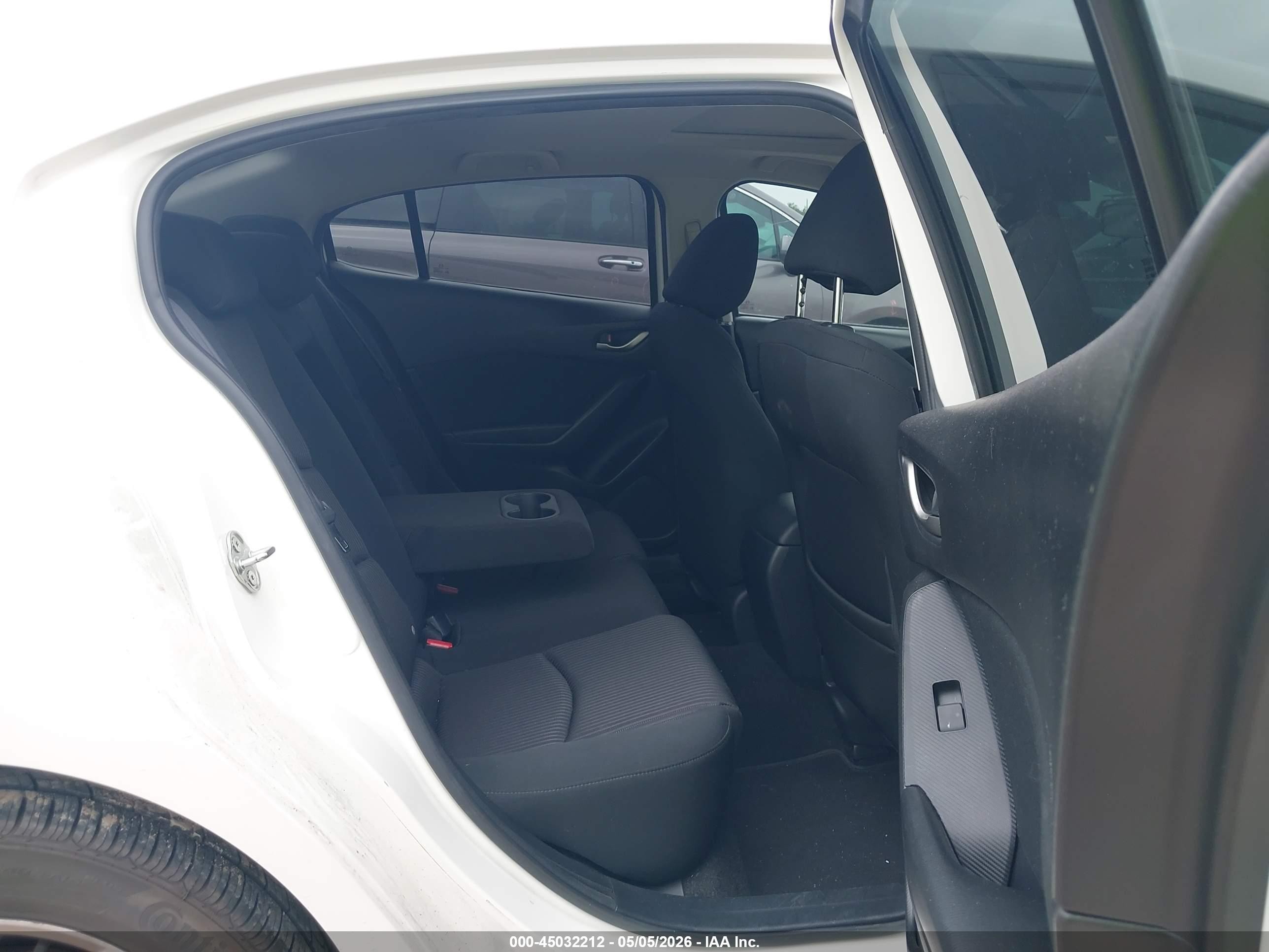 2015 Mazda Mazda3 I Touring White vin: 3MZBM1V71FM158195