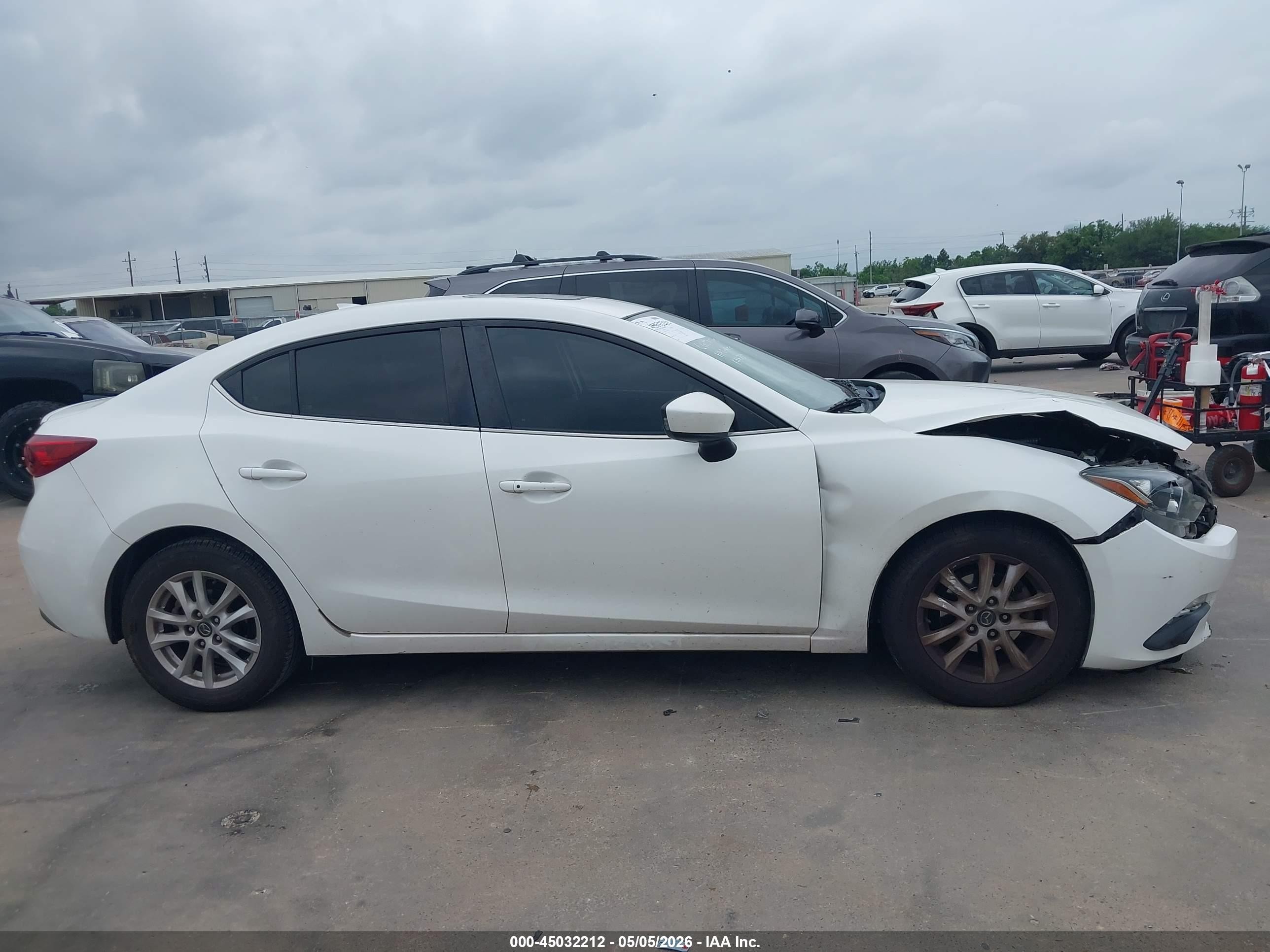 2015 Mazda Mazda3 I Touring White vin: 3MZBM1V71FM158195