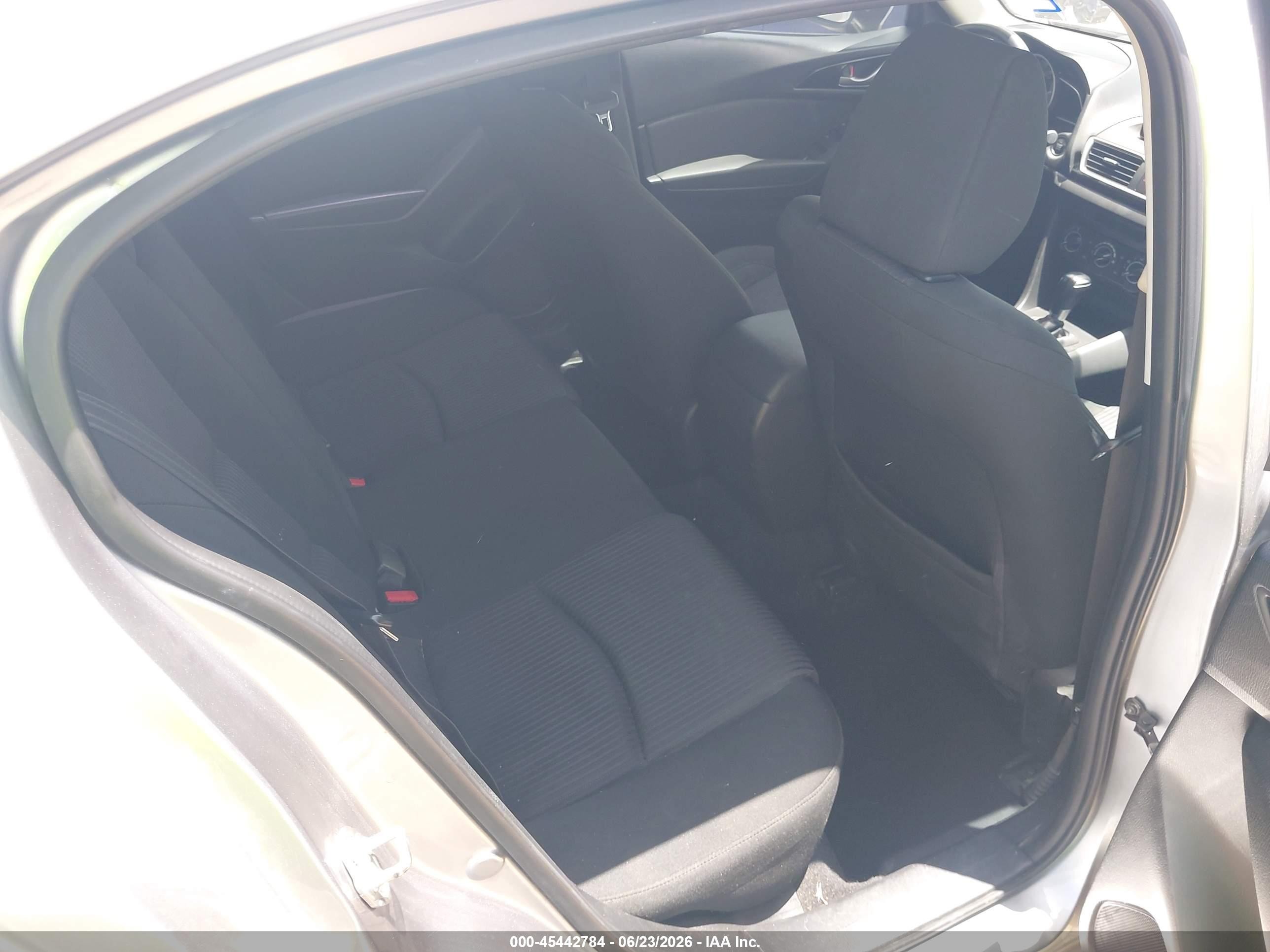 2014 Mazda Mazda3   Silver vin: 3MZBM1V79EM100950