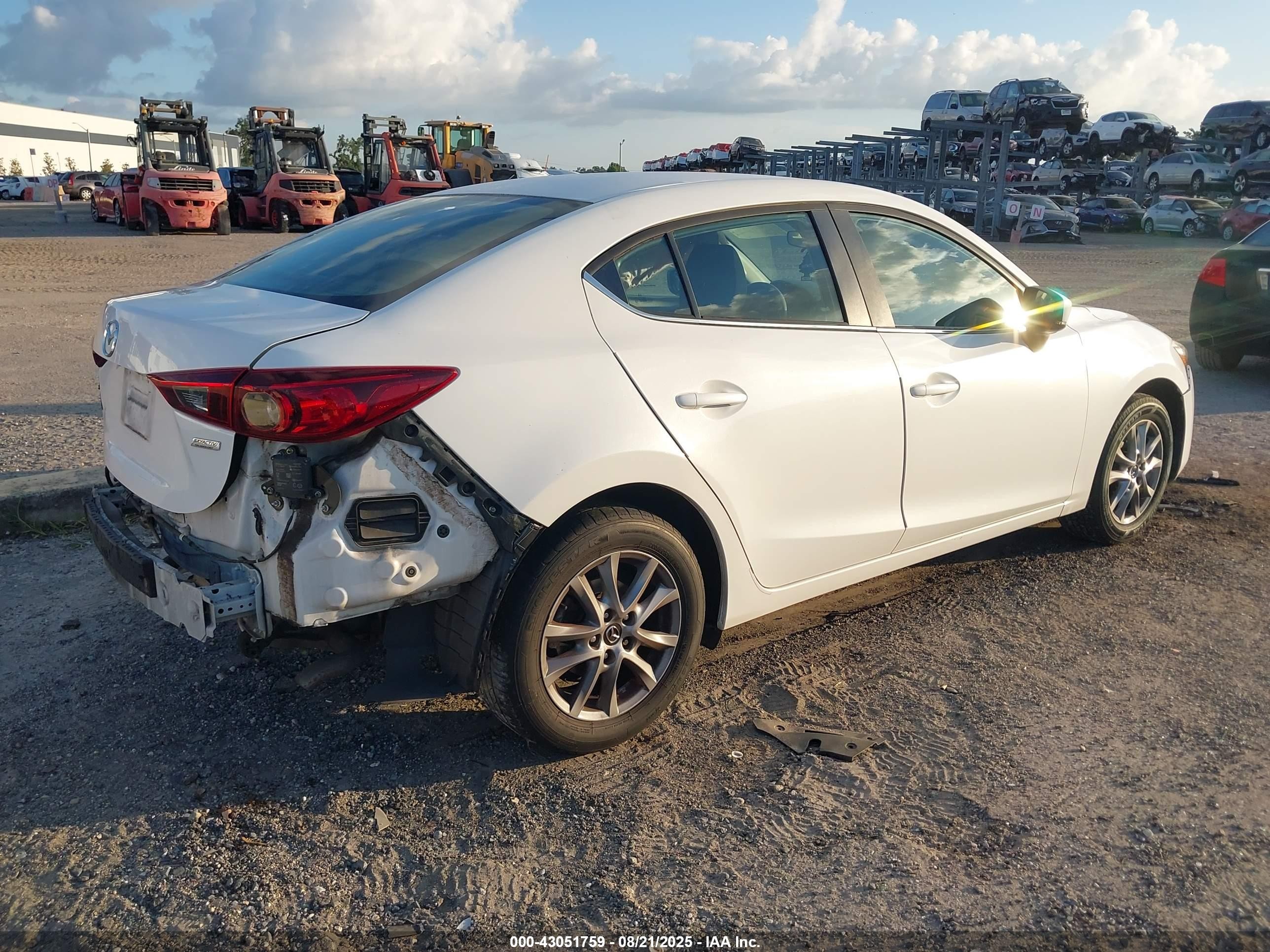 2018 Mazda Mazda3 Sport Белый vin: 3MZBN1U7XJM173768