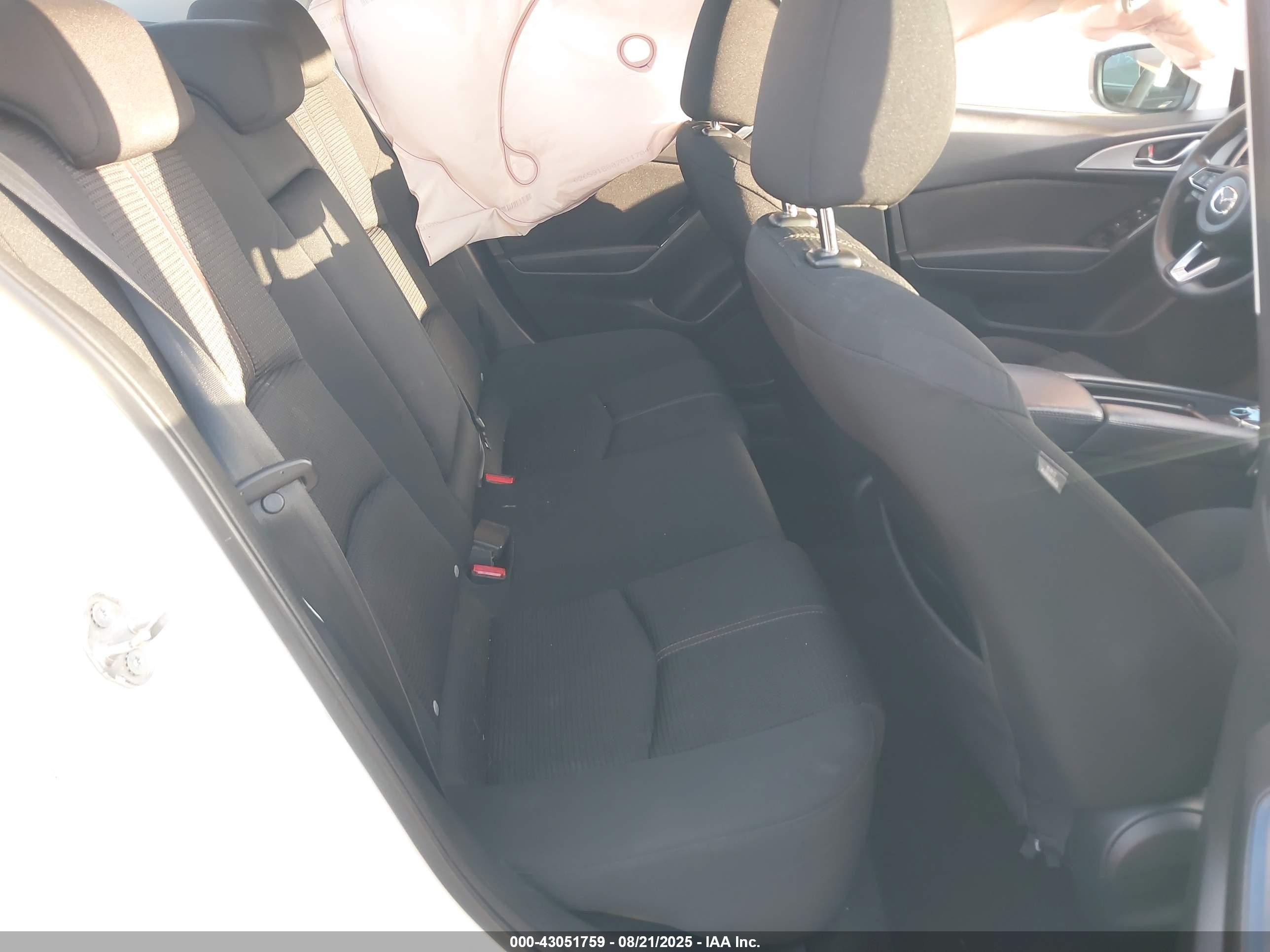2018 Mazda Mazda3 Sport Белый vin: 3MZBN1U7XJM173768
