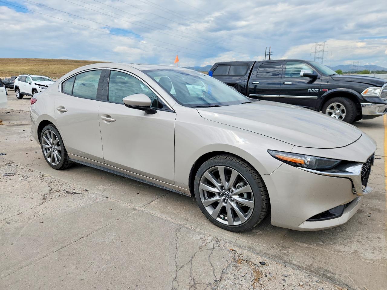 2022 Mazda 3 Premium Желто-коричневый vin: 3MZBPBDL4NM305071