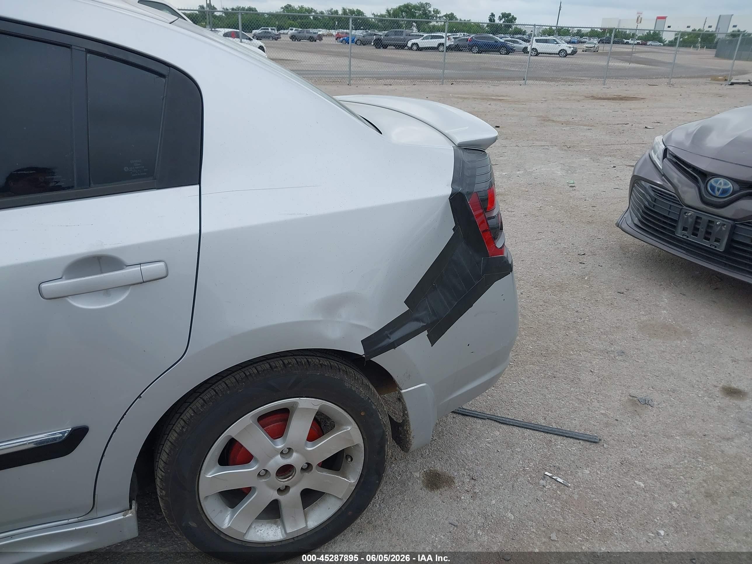 2011 Nissan Sentra 2.0sr Серебряный vin: 3N1AB6AP1BL656603