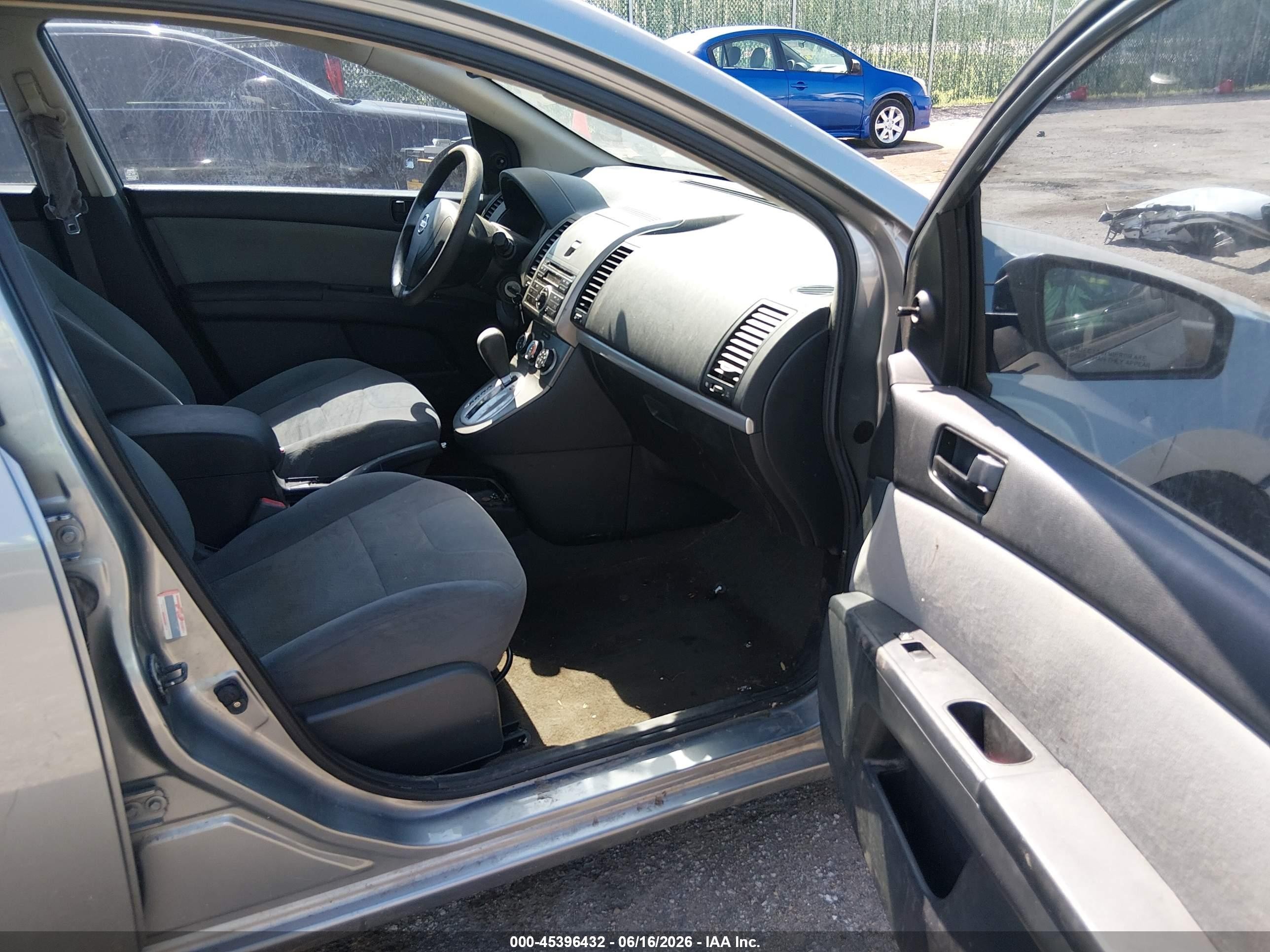 2011 Nissan Sentra 2.0 Серебряный vin: 3N1AB6AP3BL620525