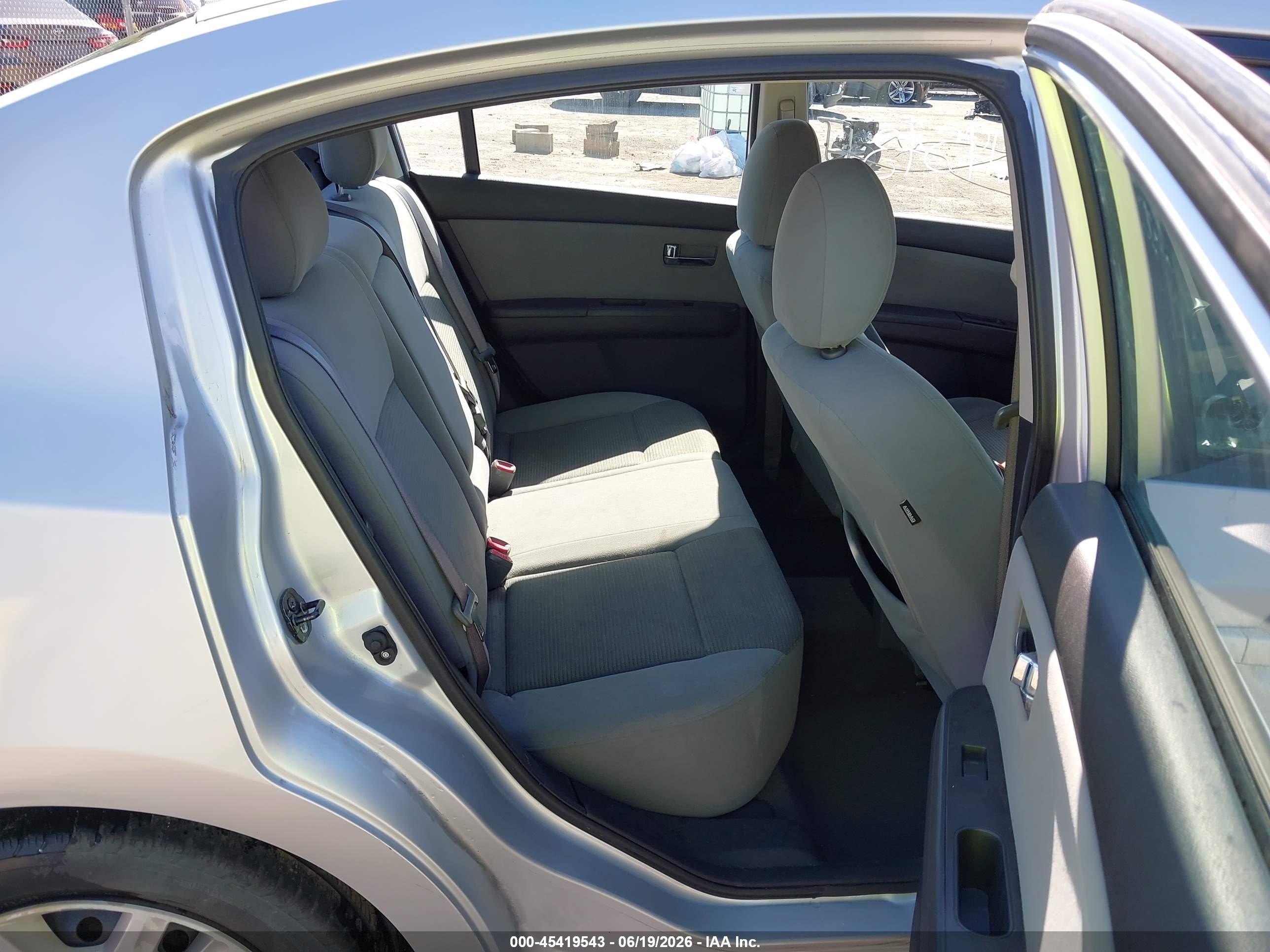 2012 Nissan Sentra 2.0 S Серебряный vin: 3N1AB6AP3CL769311