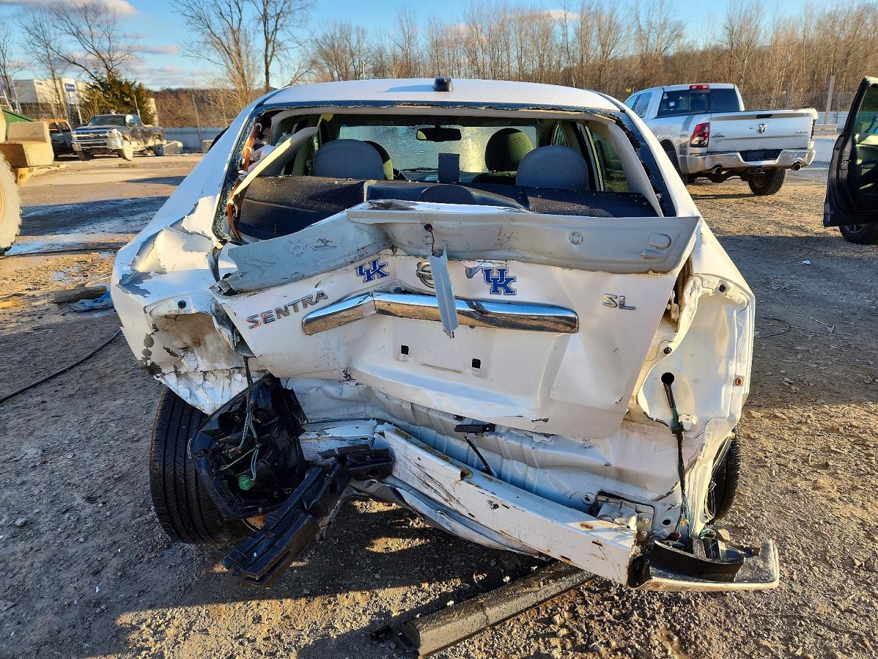 2011 Nissan Sentra 2.0 Белый vin: 3N1AB6AP5BL656782