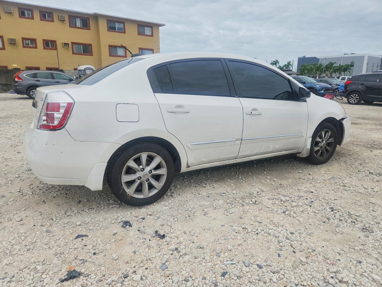 2010 Nissan Sentra 2.0 Белый vin: 3N1AB6AP6AL643456