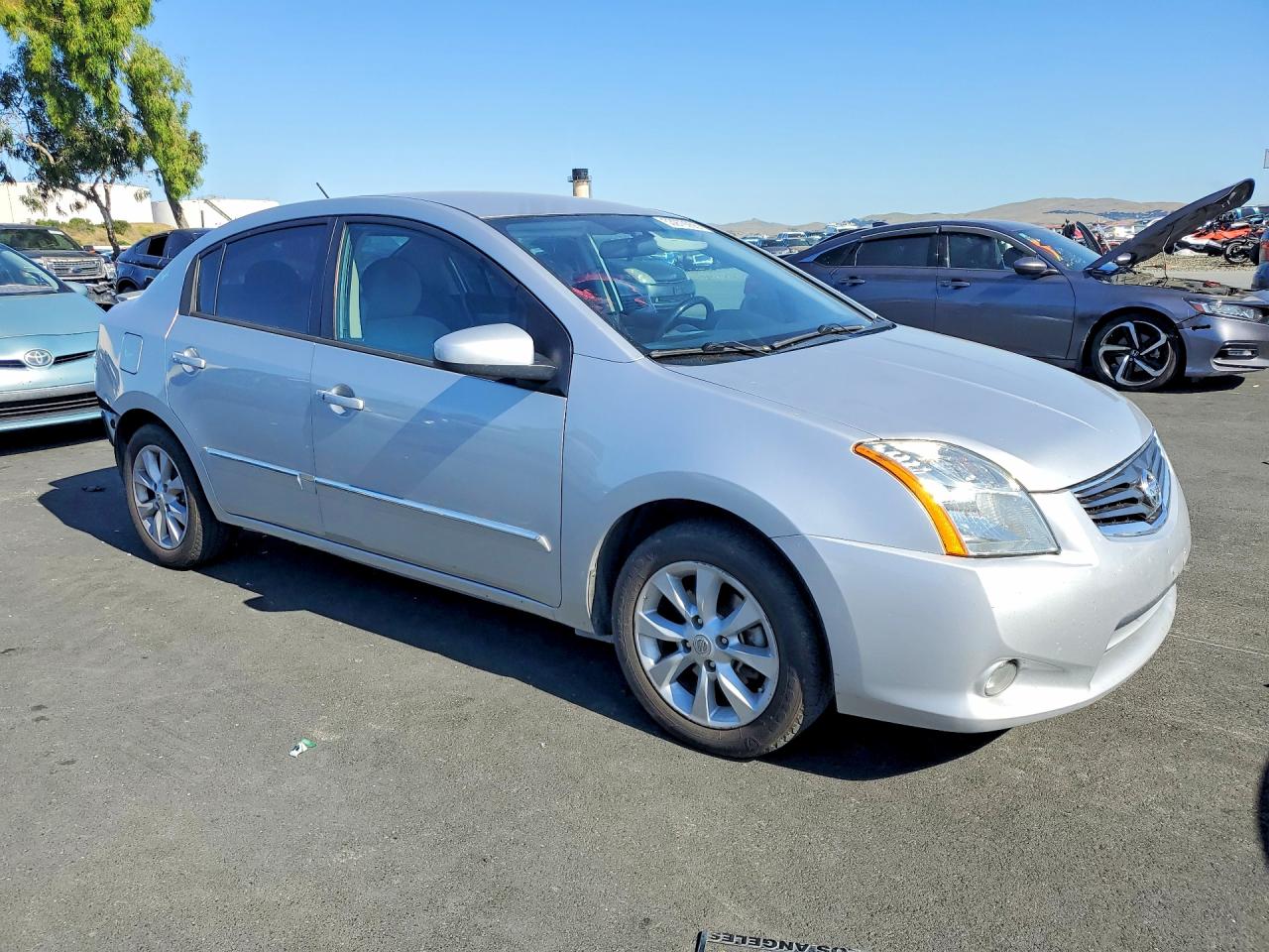 2011 Nissan Sentra 2.0 Серебряный vin: 3N1AB6AP7BL682395